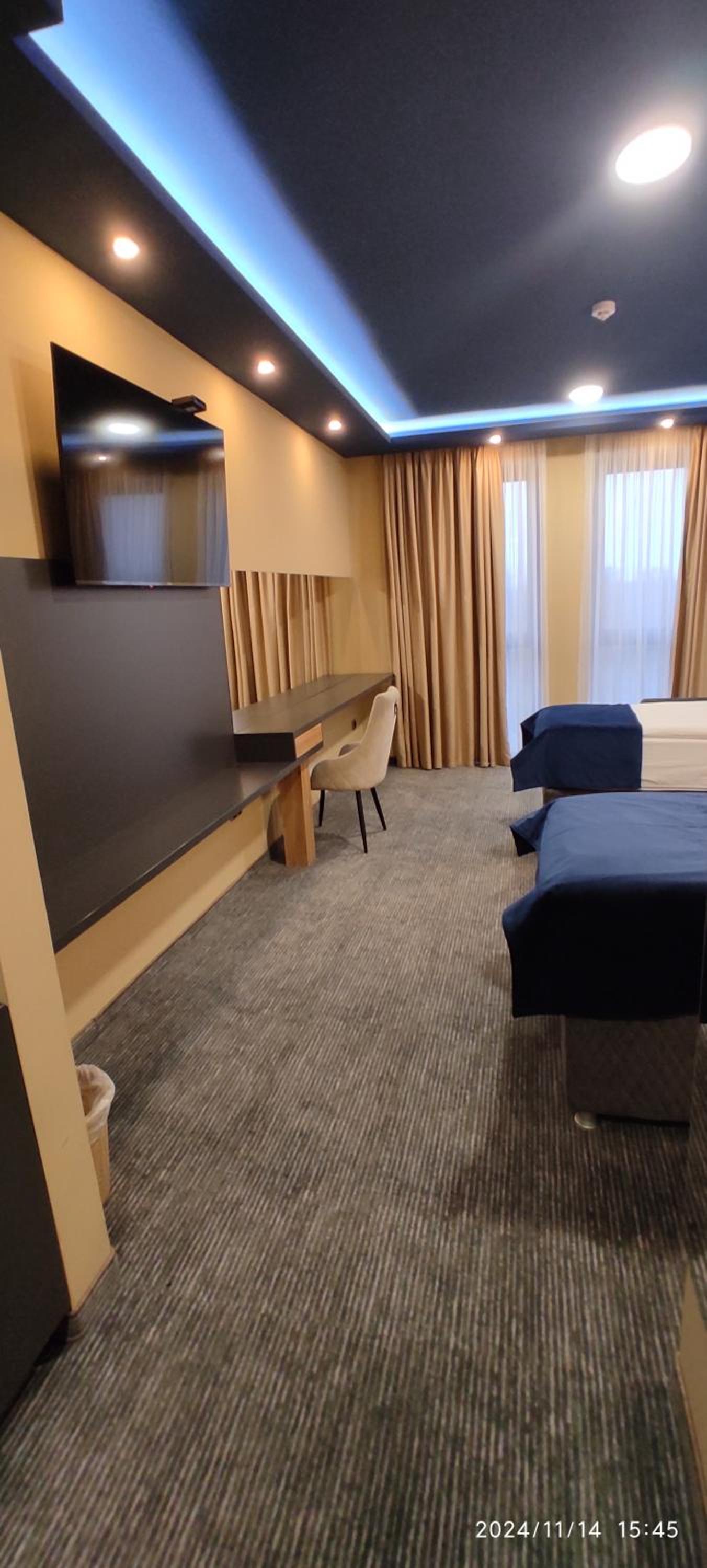 Twin Room with Extra Bed - Photo 4