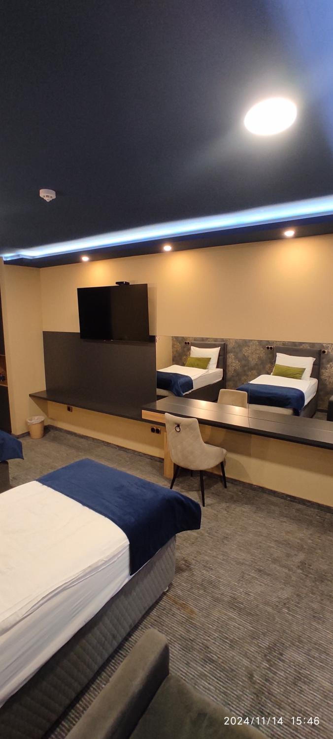 Twin Room with Extra Bed - Photo 8