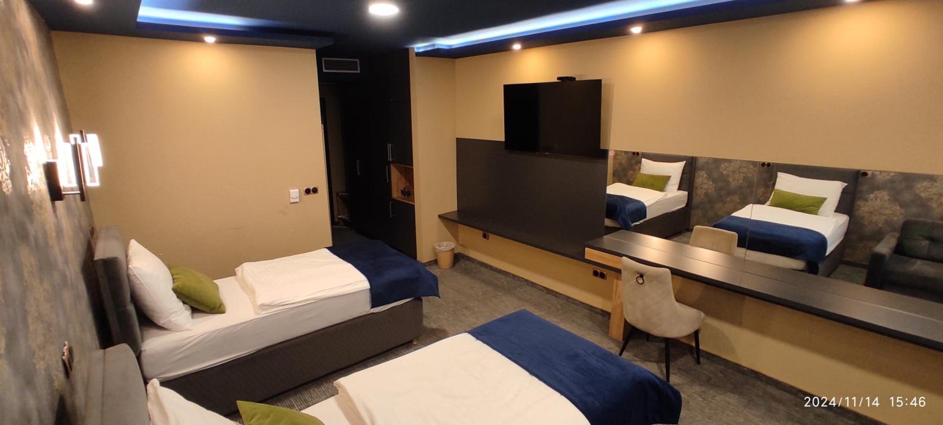 Twin Room with Extra Bed - Photo 9