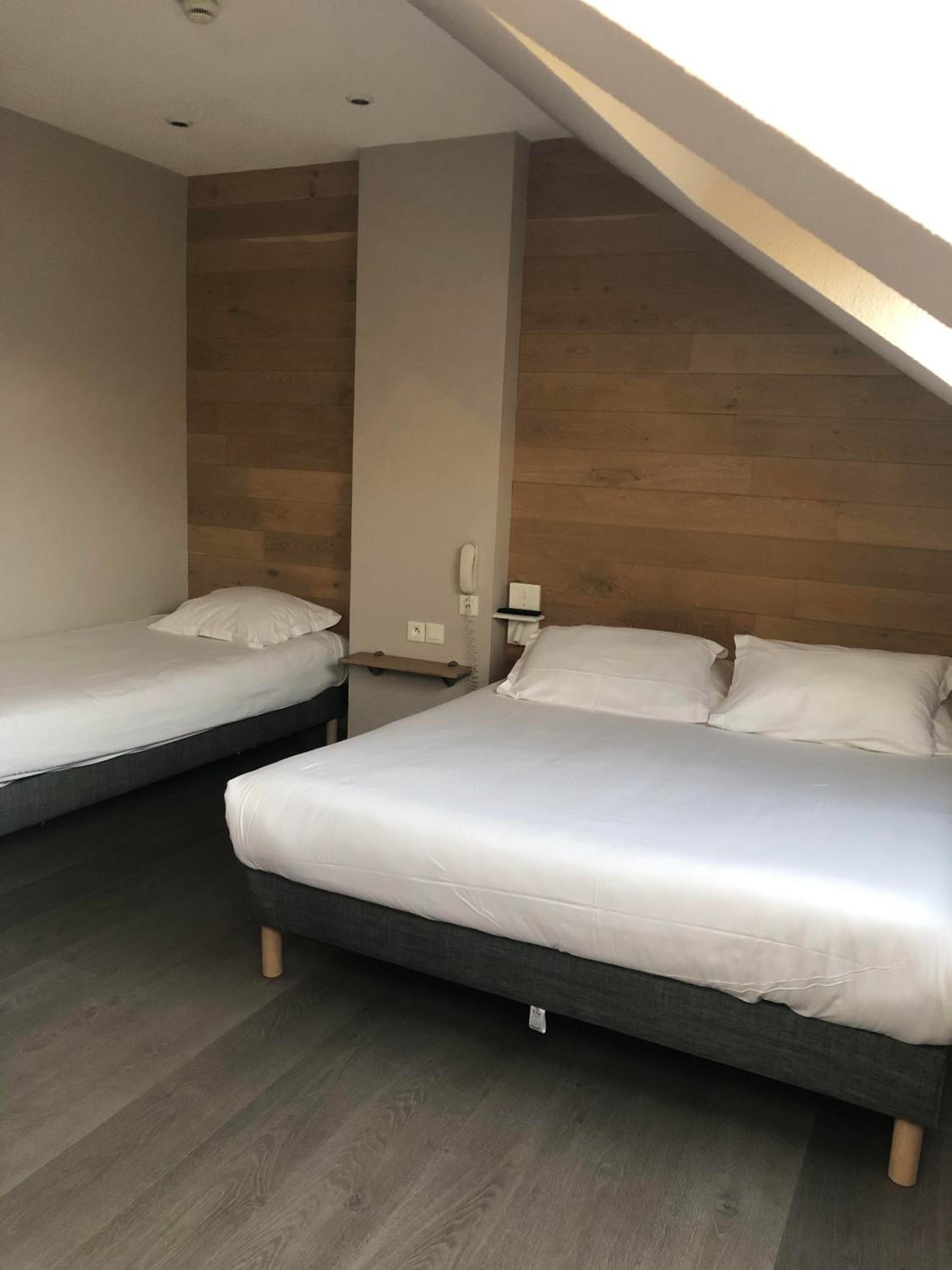 Family Room with One Queen Bed and Two Single Beds - Non-Smoking  - Photo 1
