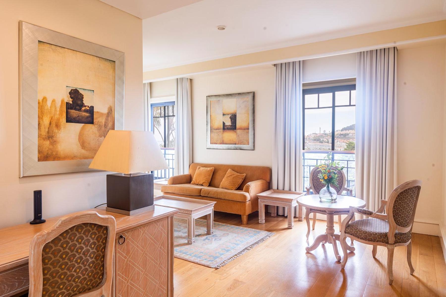 Suite - Photo 1