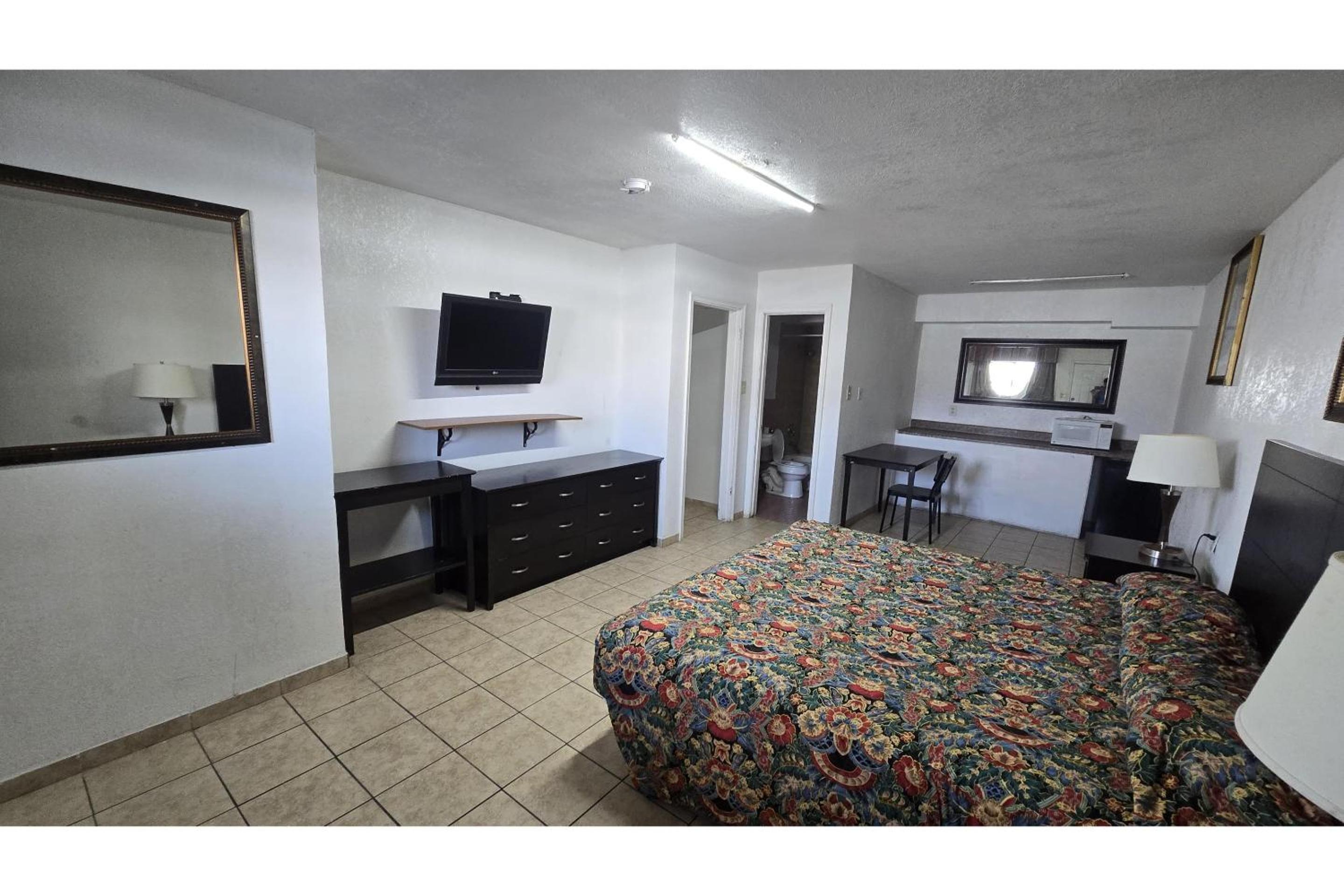 King Bed with Kitchenette Non-Smoking - Photo 1