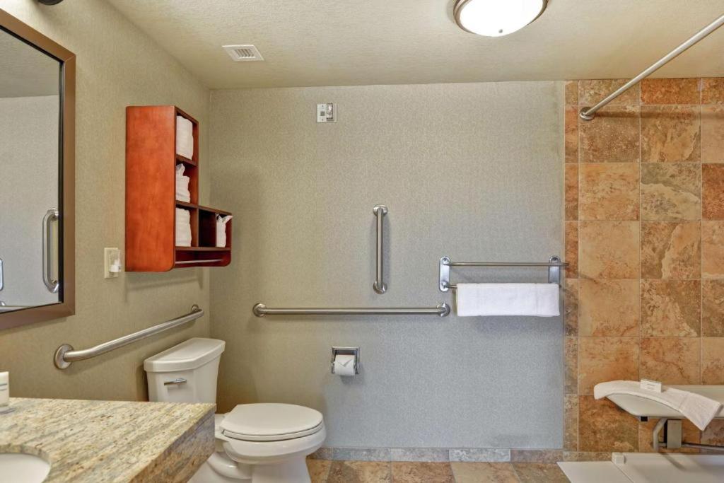King Room with Accessible Tub - Mobility and Hearing Access/Non-Smoking - Photo 2