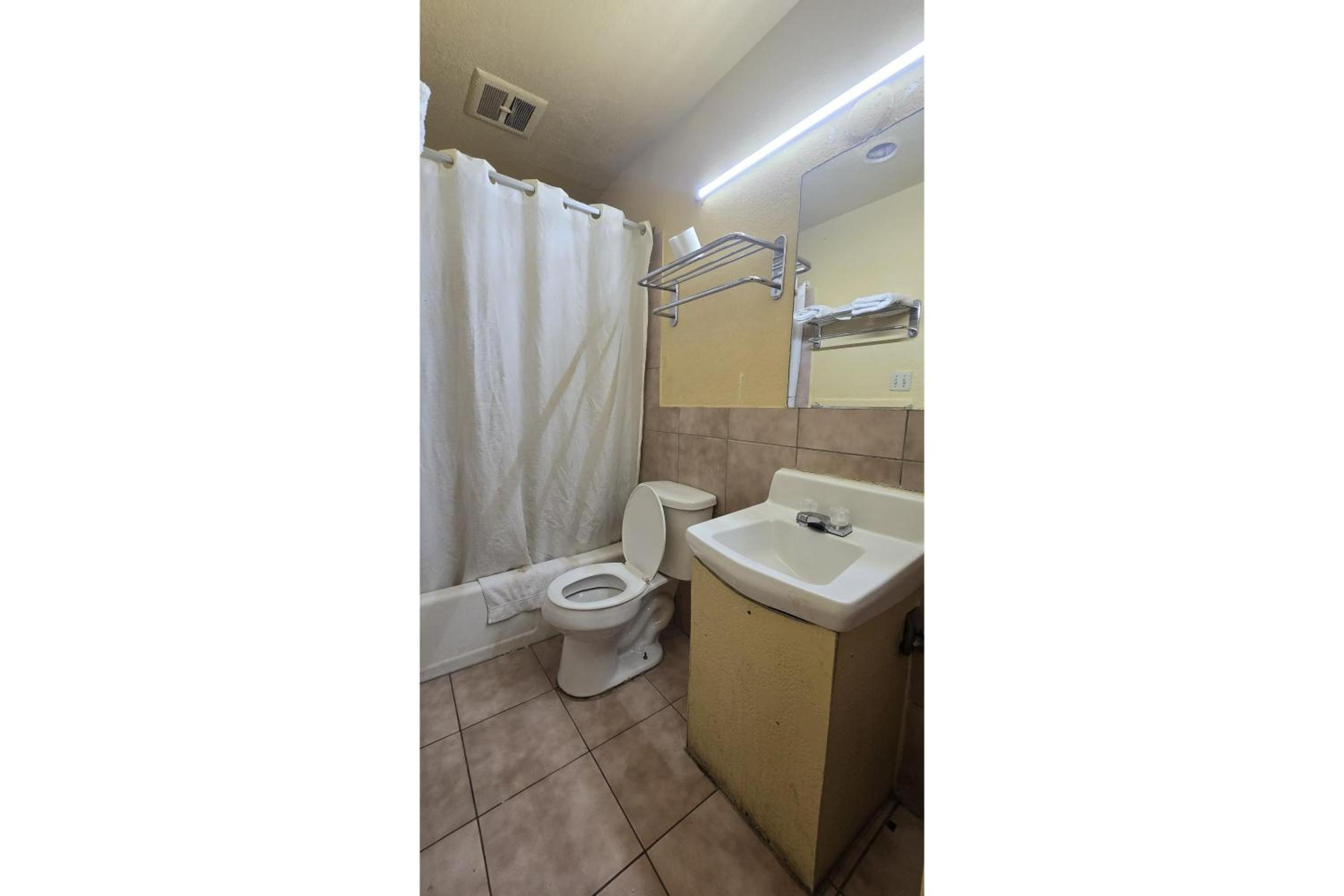 King Bed with Kitchenette Non-Smoking - Photo 4