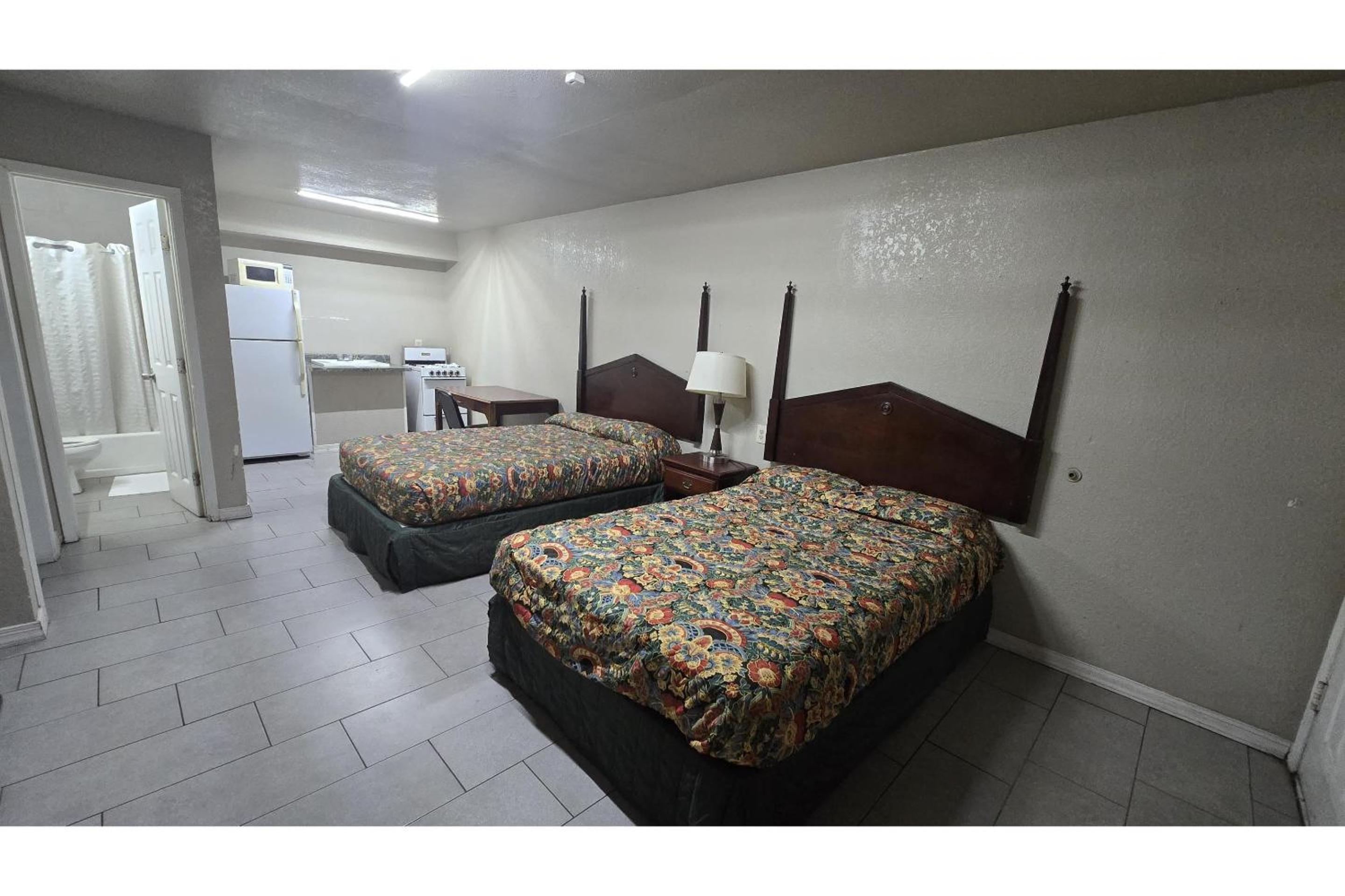 2 Queen Beds with Kitchenette Non-Smoking - Photo 1
