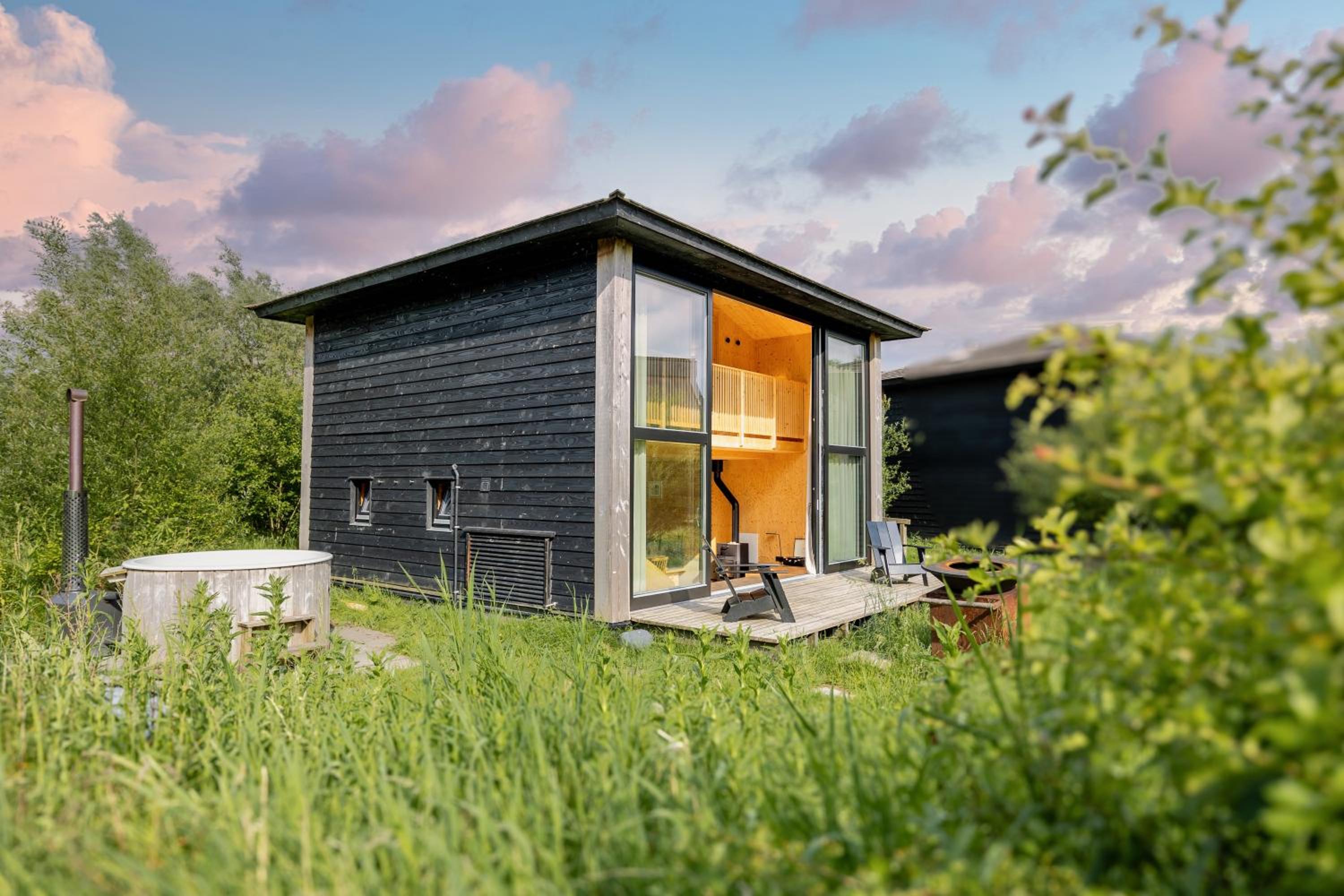 Two Bedroom Chalet with Hot tub - The Barn