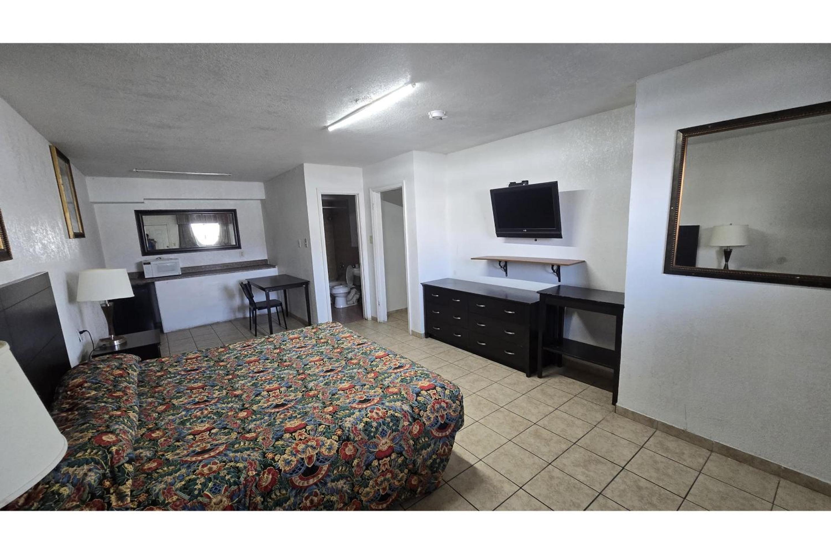 King Bed with Kitchenette Non-Smoking - Photo 2