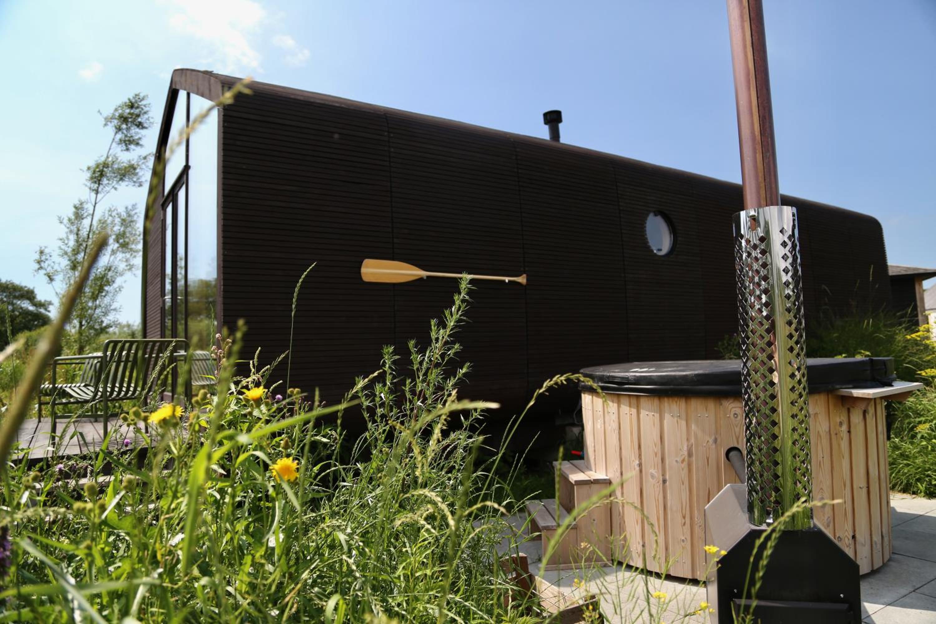One-Bedroom Chalet with Hot tub - The Wikkel