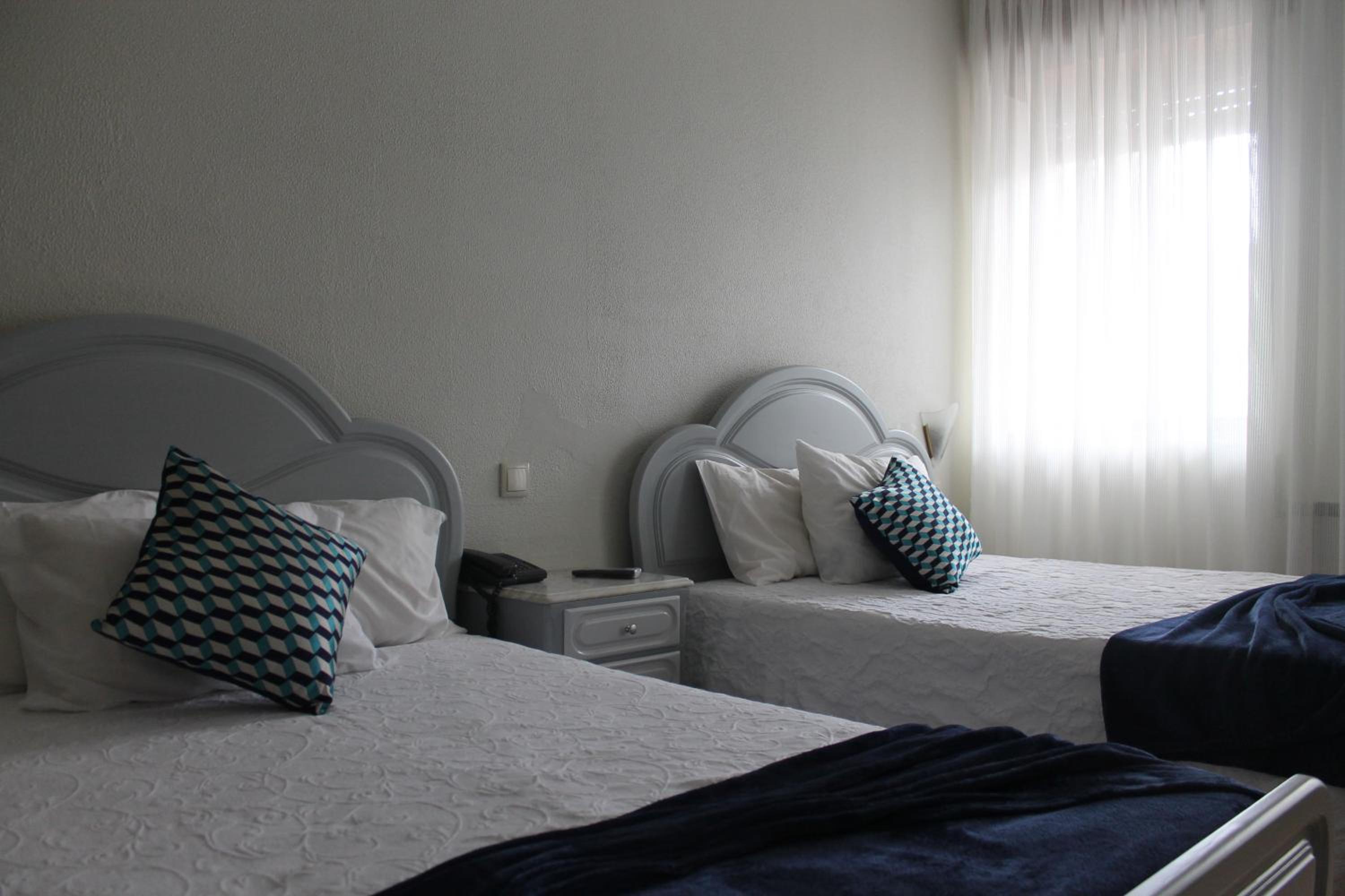 Twin Room - Photo 2