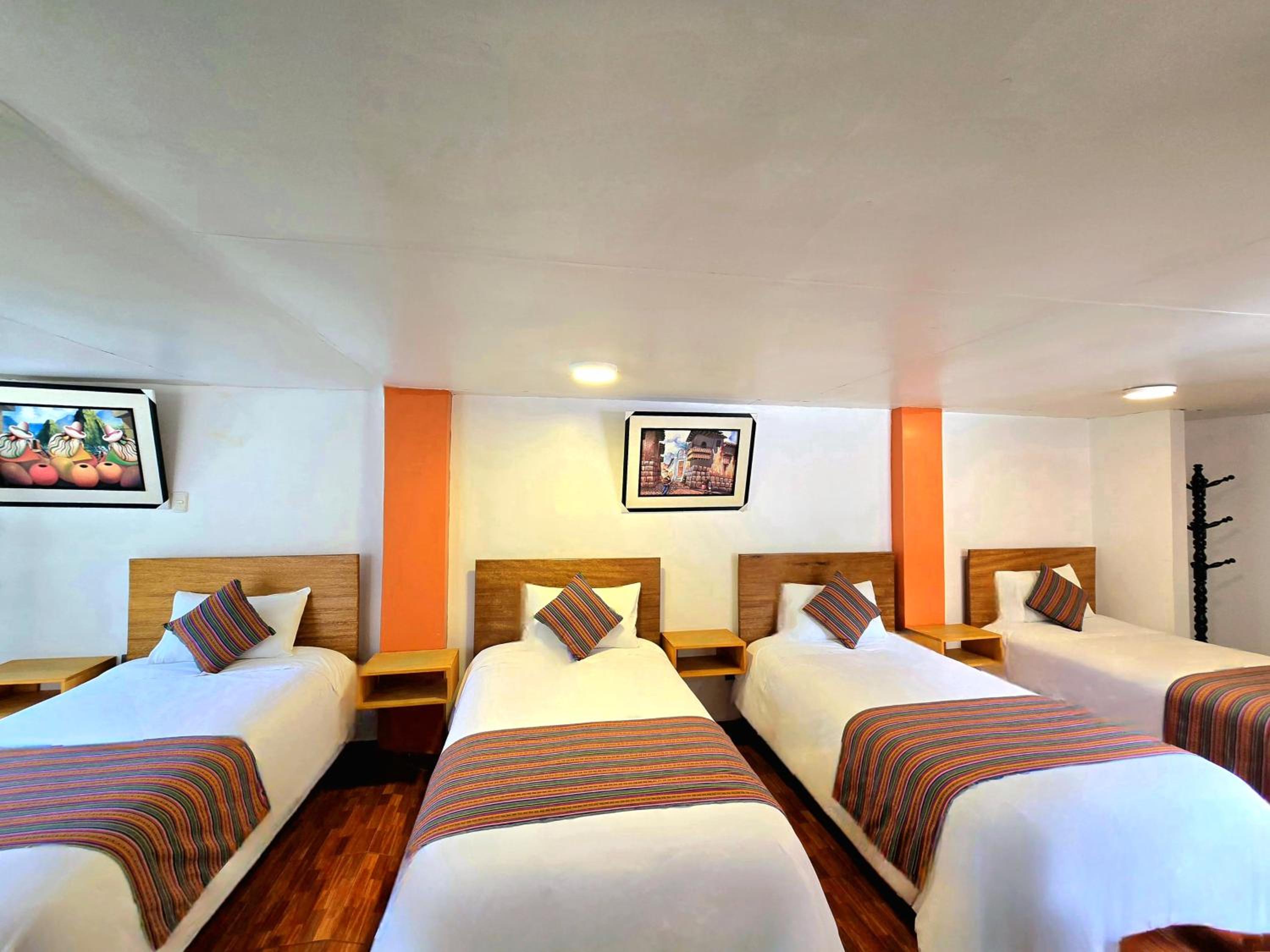 Quadruple Room with Private Bathroom photo 3