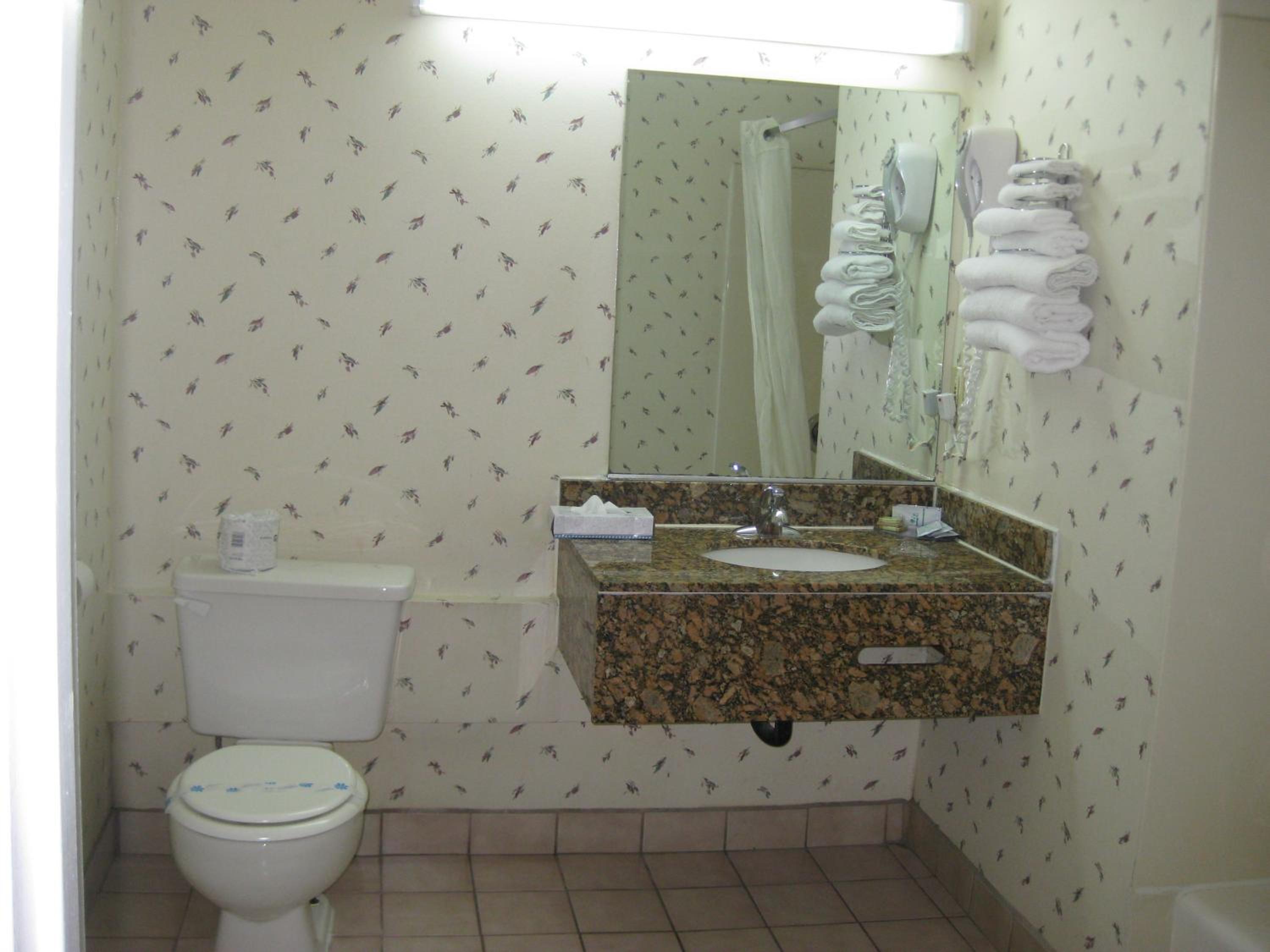 Queen Room With Two Queen Beds - Non-Smoking - Photo 2