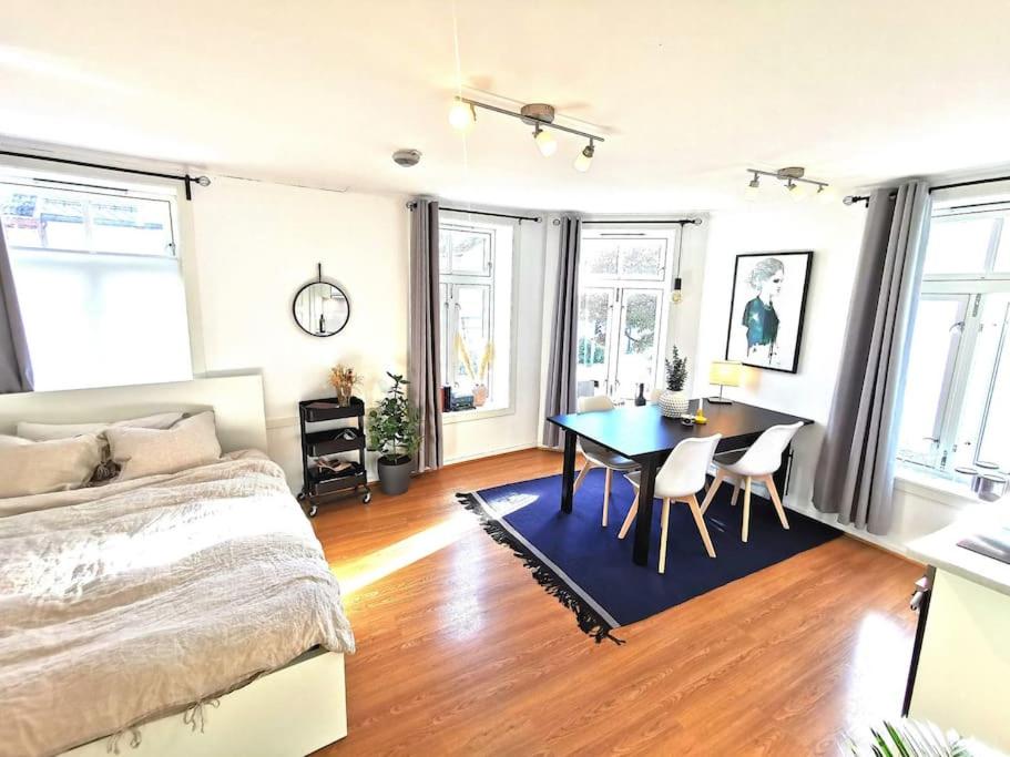 One-Bedroom Apartment photo 1
