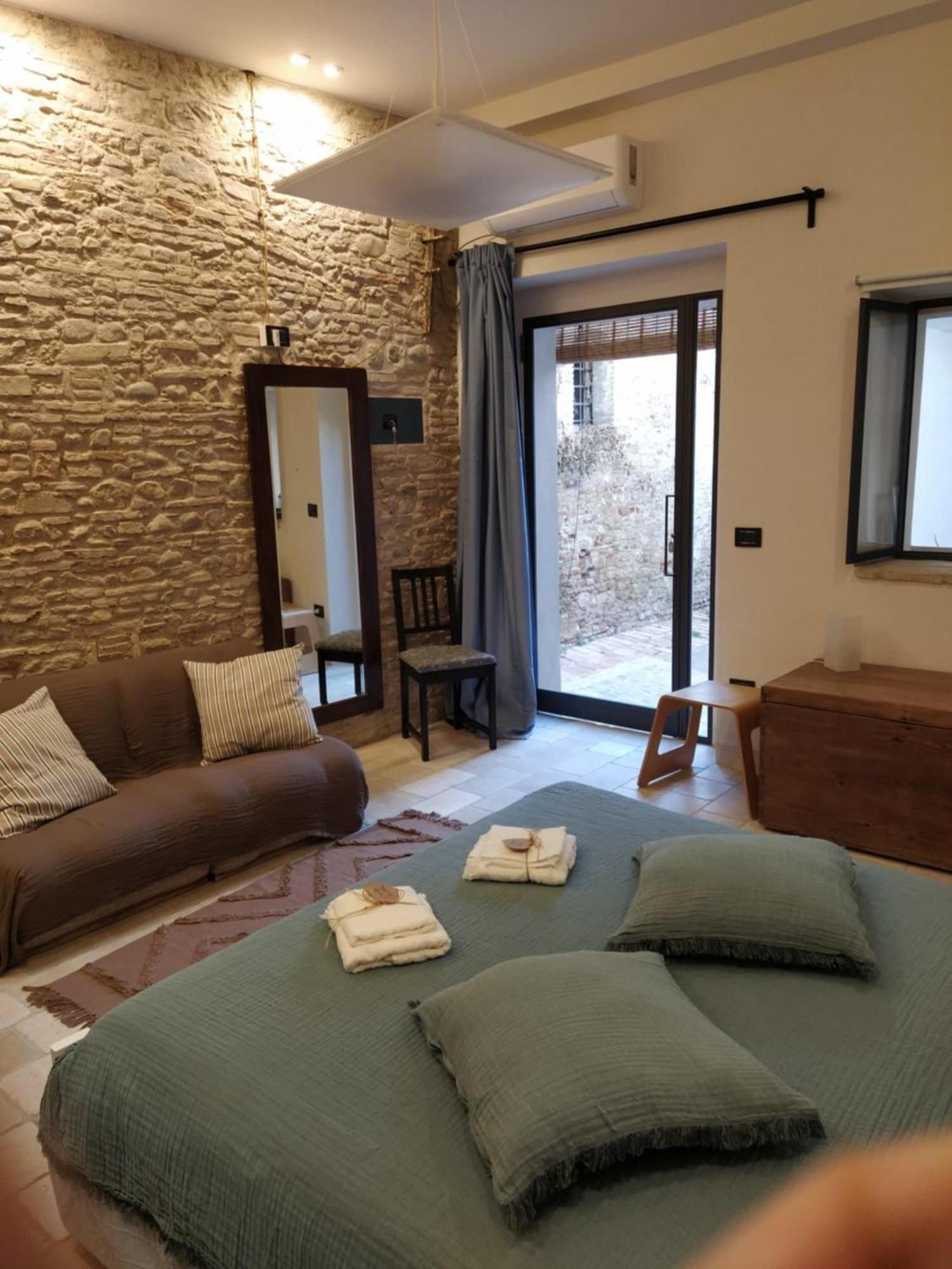 One-Bedroom Apartment with Garden photo 1