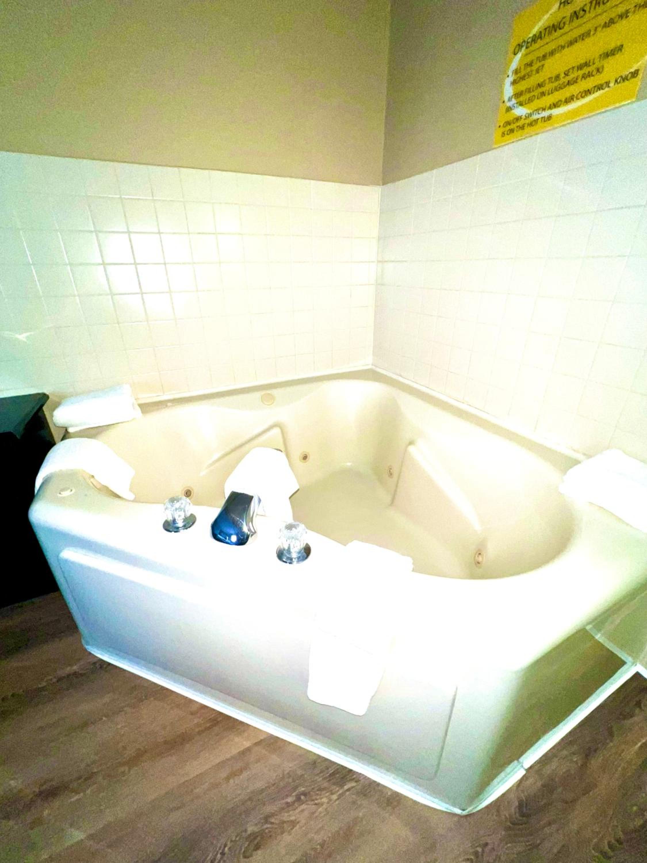 King Suite - Non-Smoking - Photo 2
