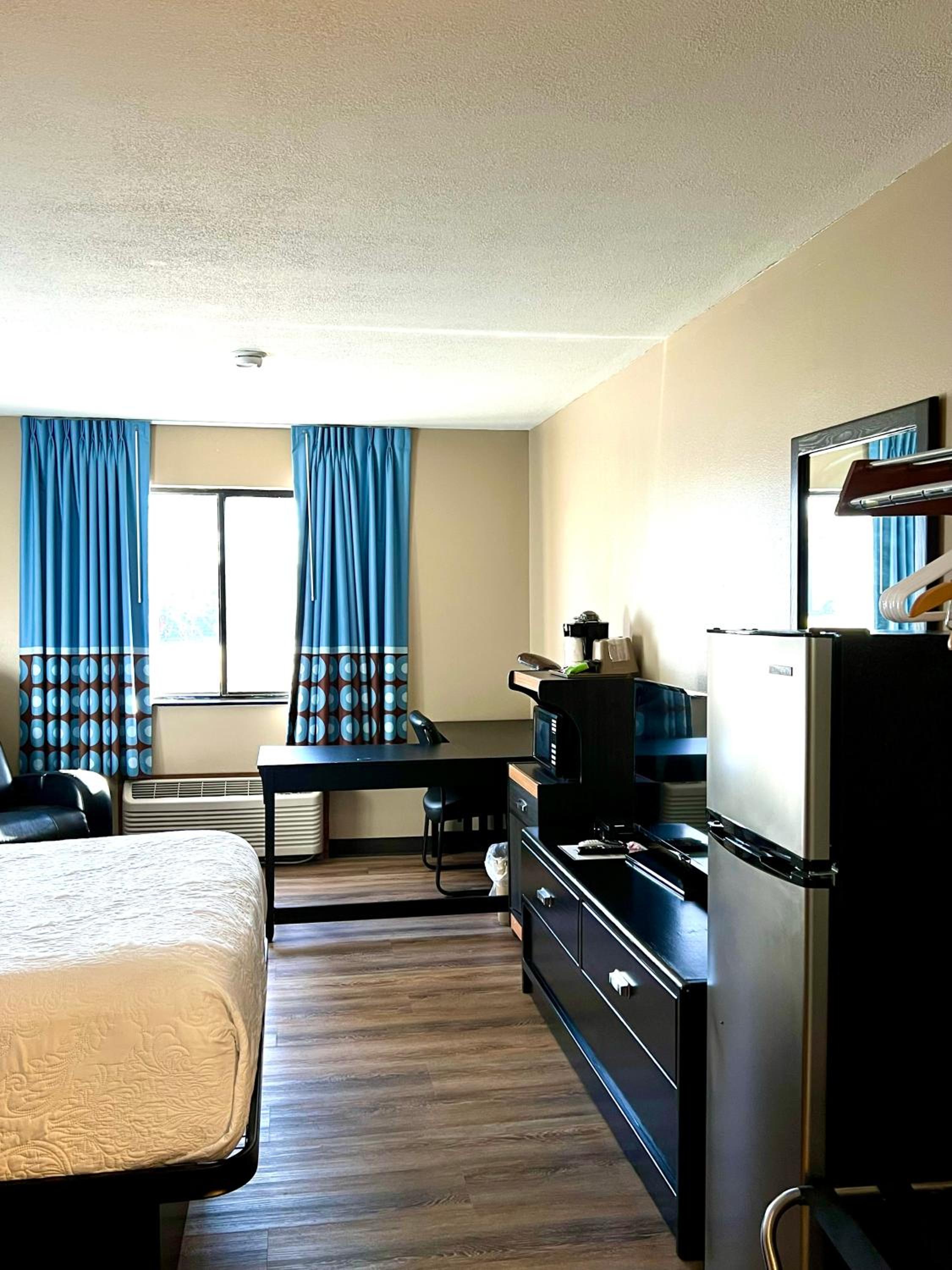 Queen Room - Non-Smoking - Photo 8