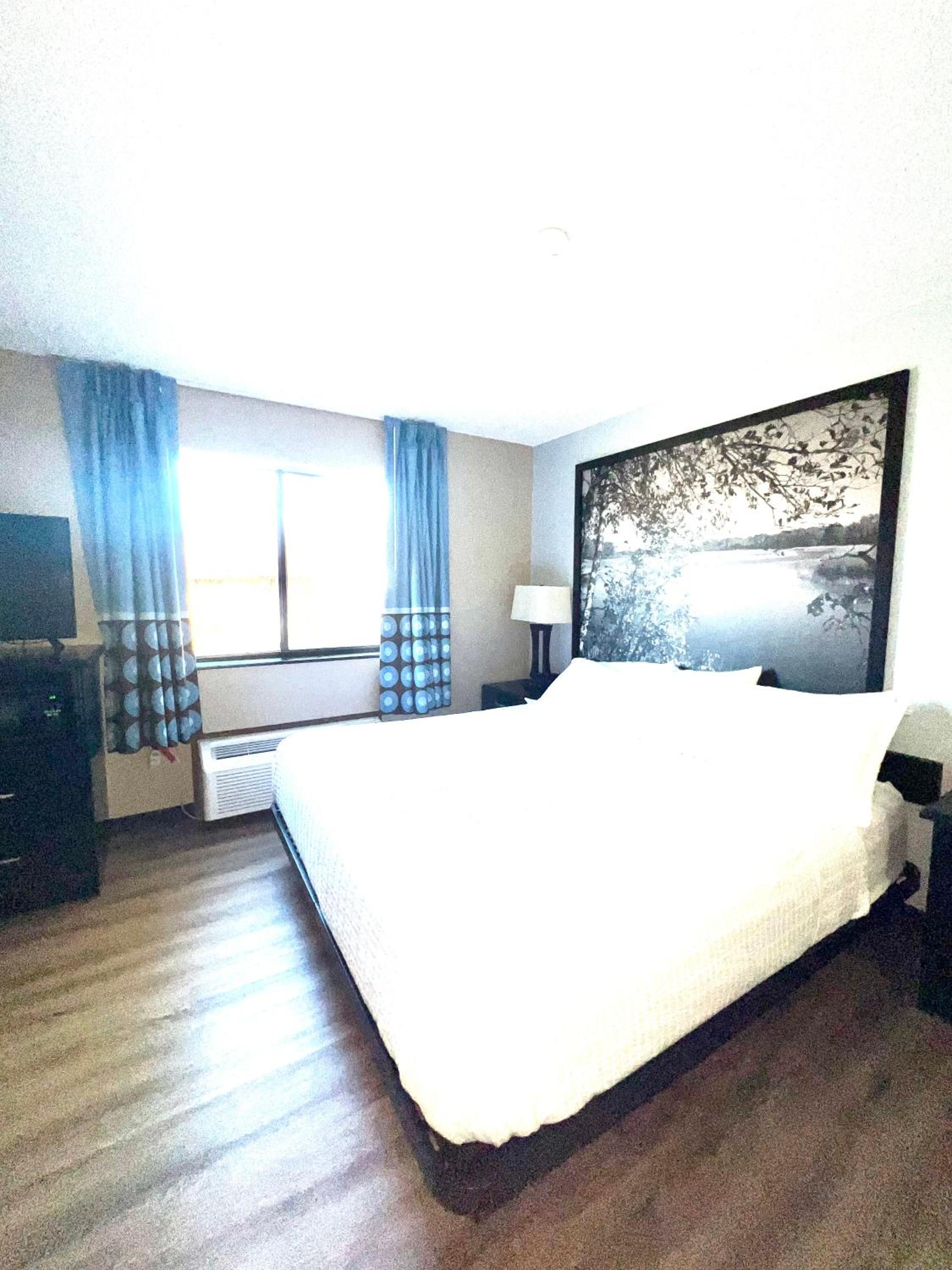 King Room - Non-Smoking - Photo 10