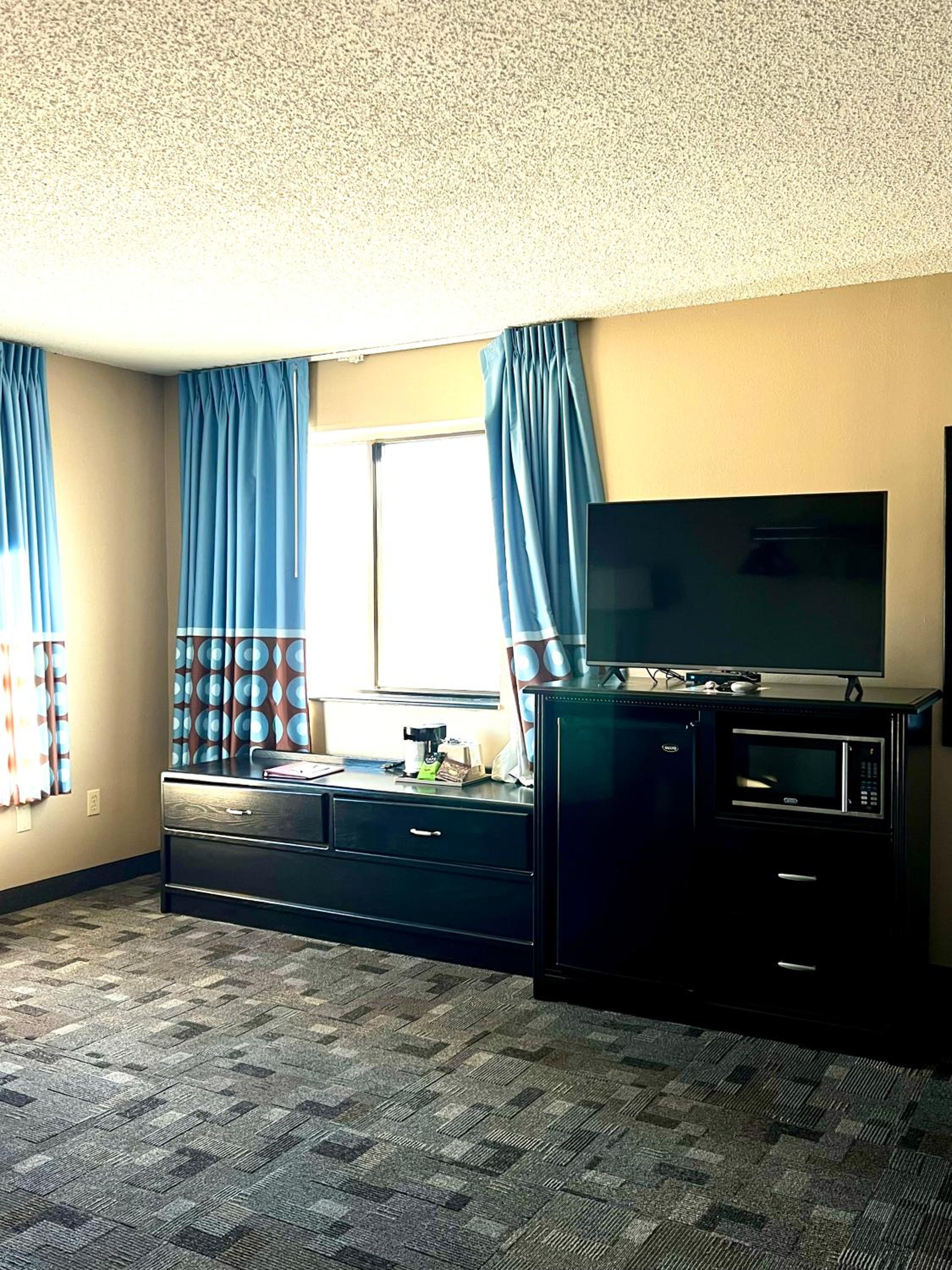 Queen Room with Two Queen Beds - Non-Smoking - Photo 14
