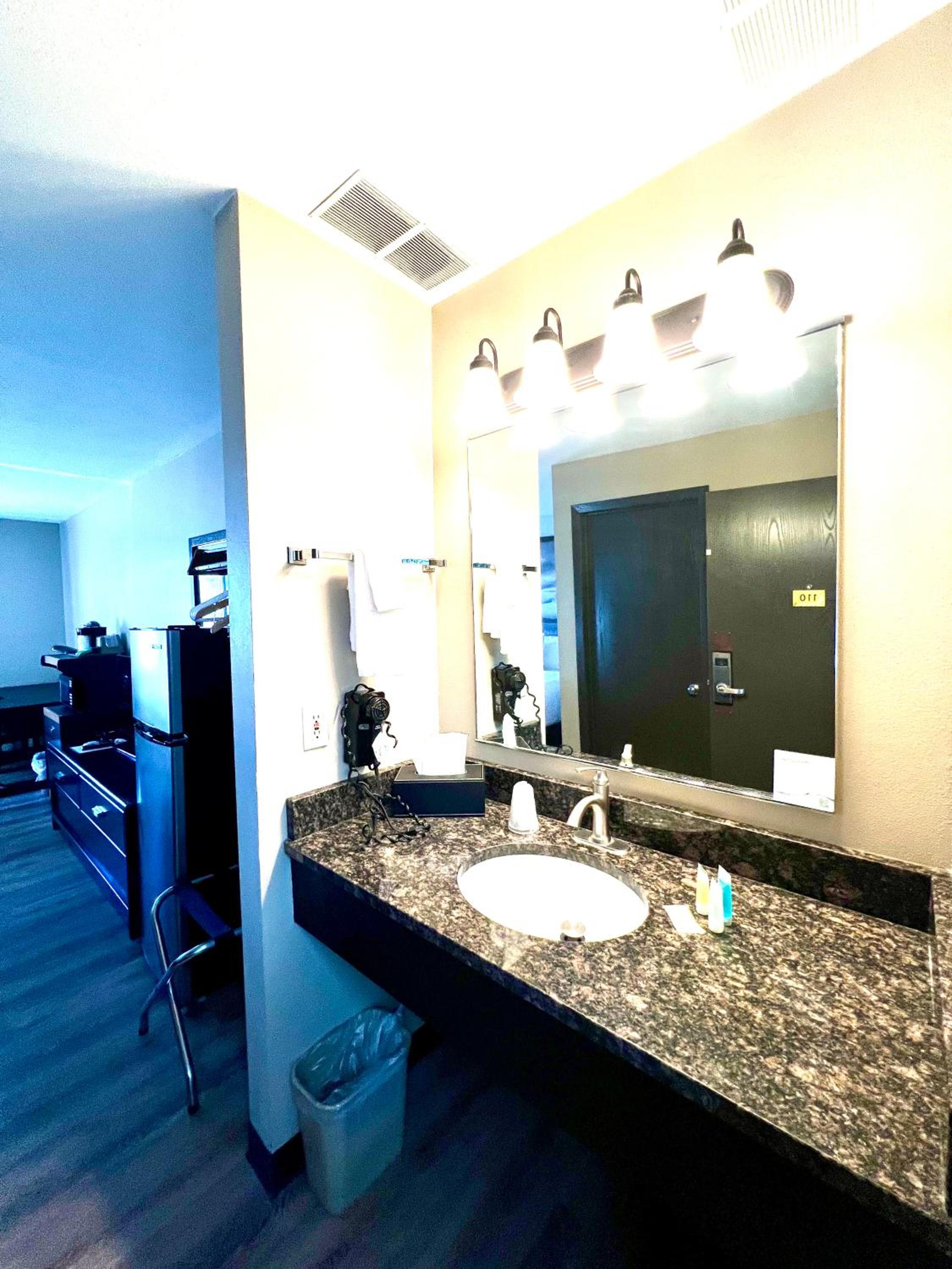 Business Queen Room - Non-Smoking - Photo 6