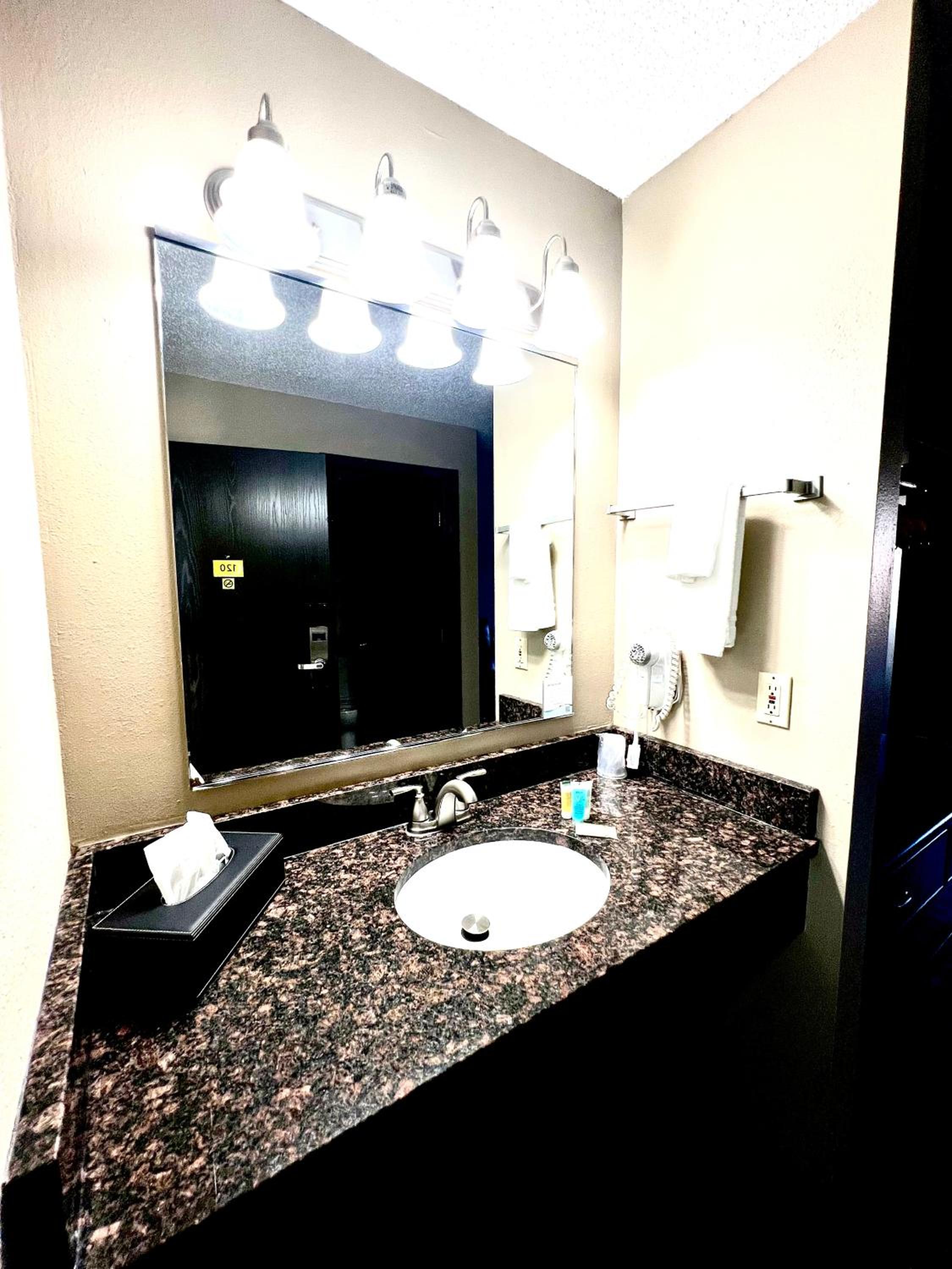 Double Room with Two Double Beds - Non-Smoking - Photo 4