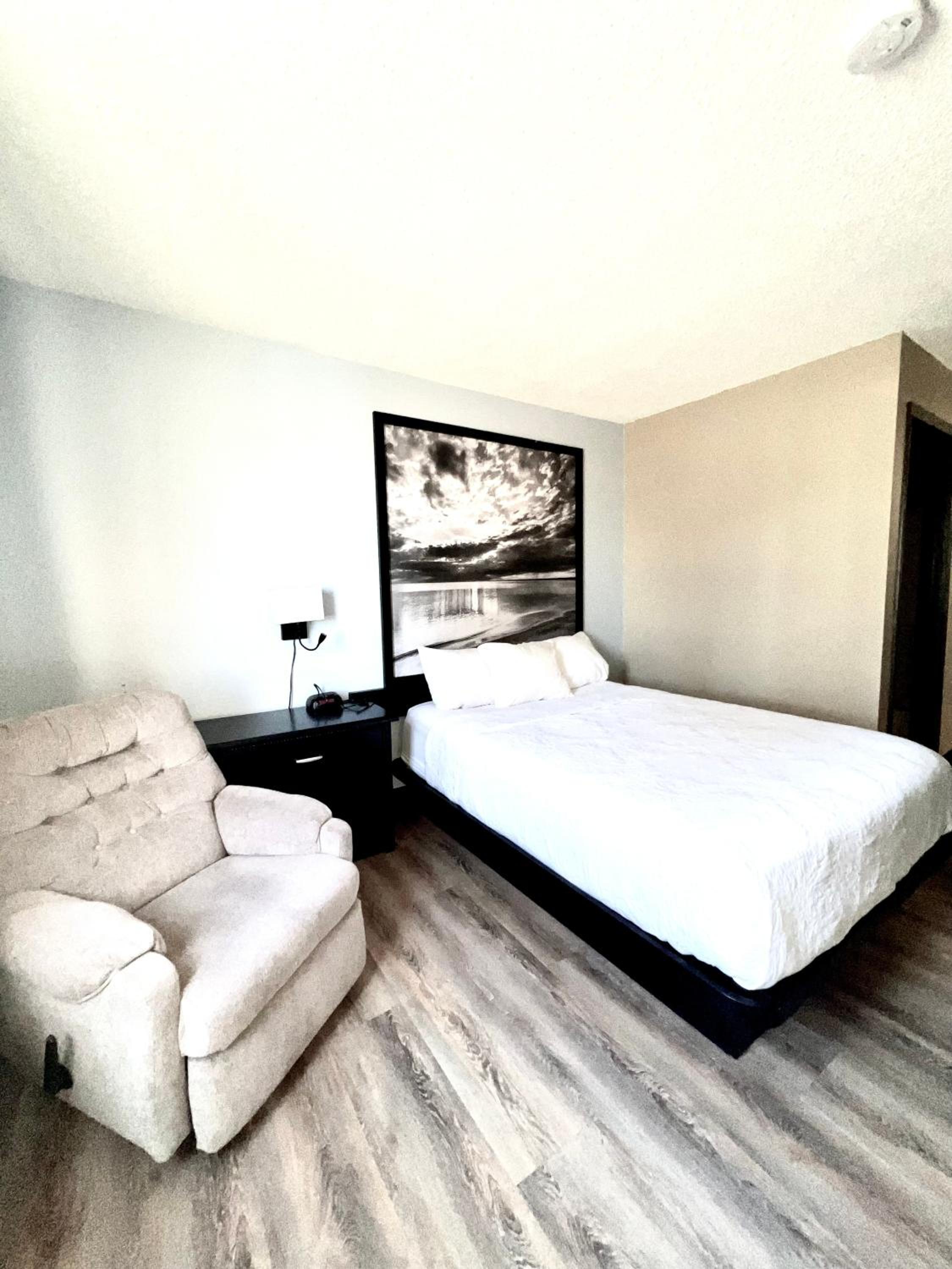 Queen Room - Non-Smoking - Photo 4