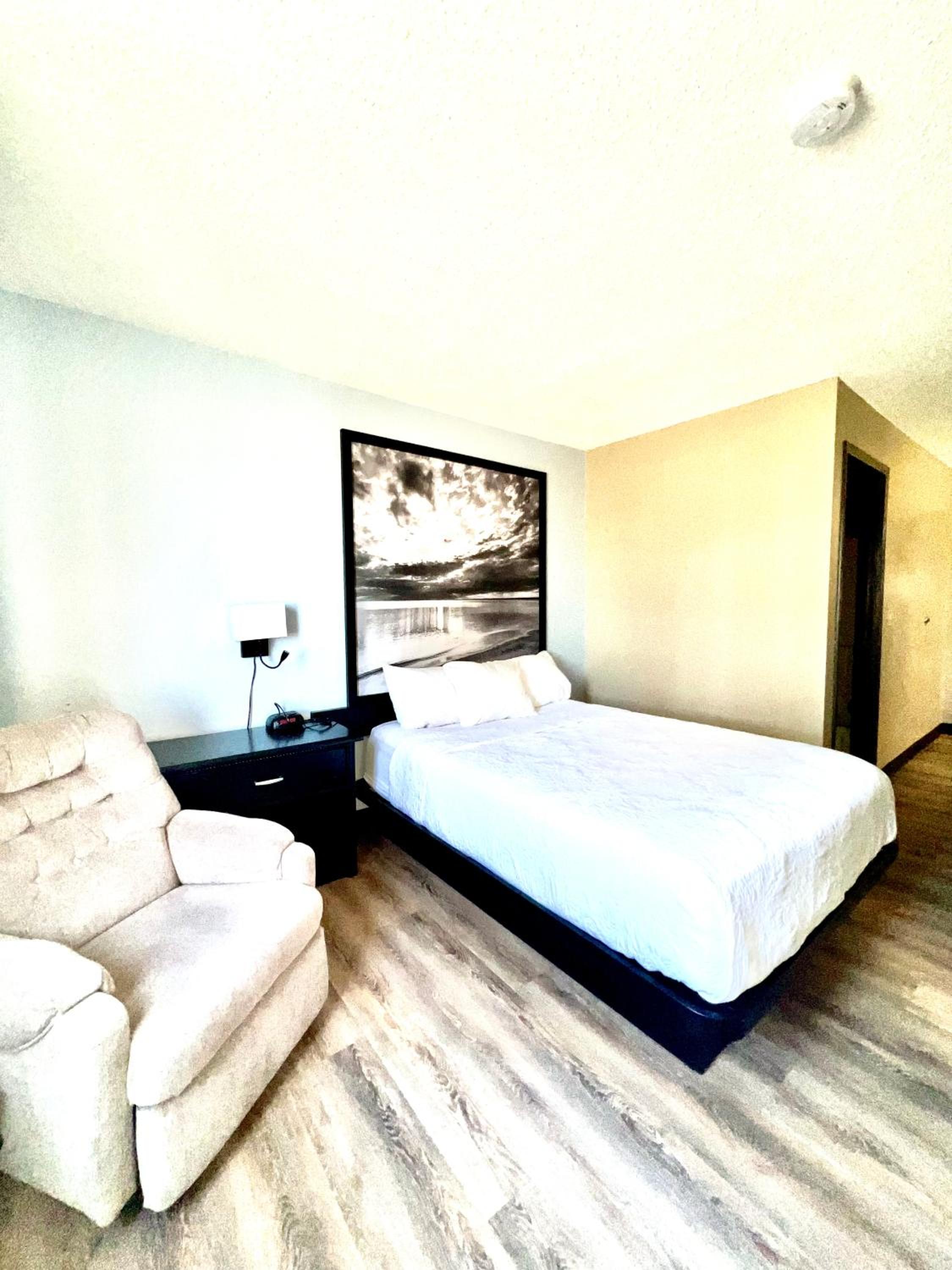 Queen Room - Non-Smoking - Photo 13