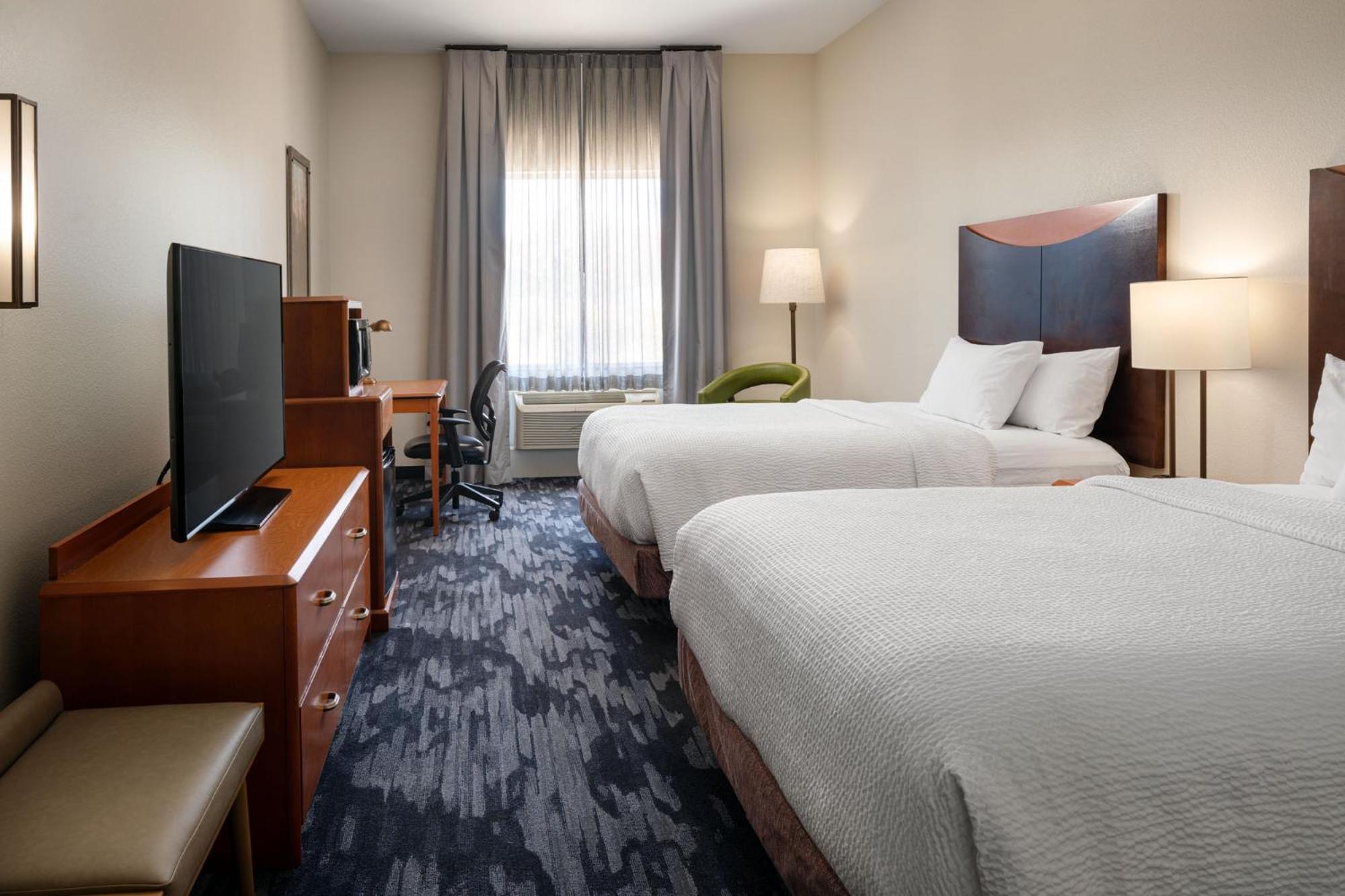 Queen Room with Two Queen Beds and Adapted Tub - Mobility Accessible