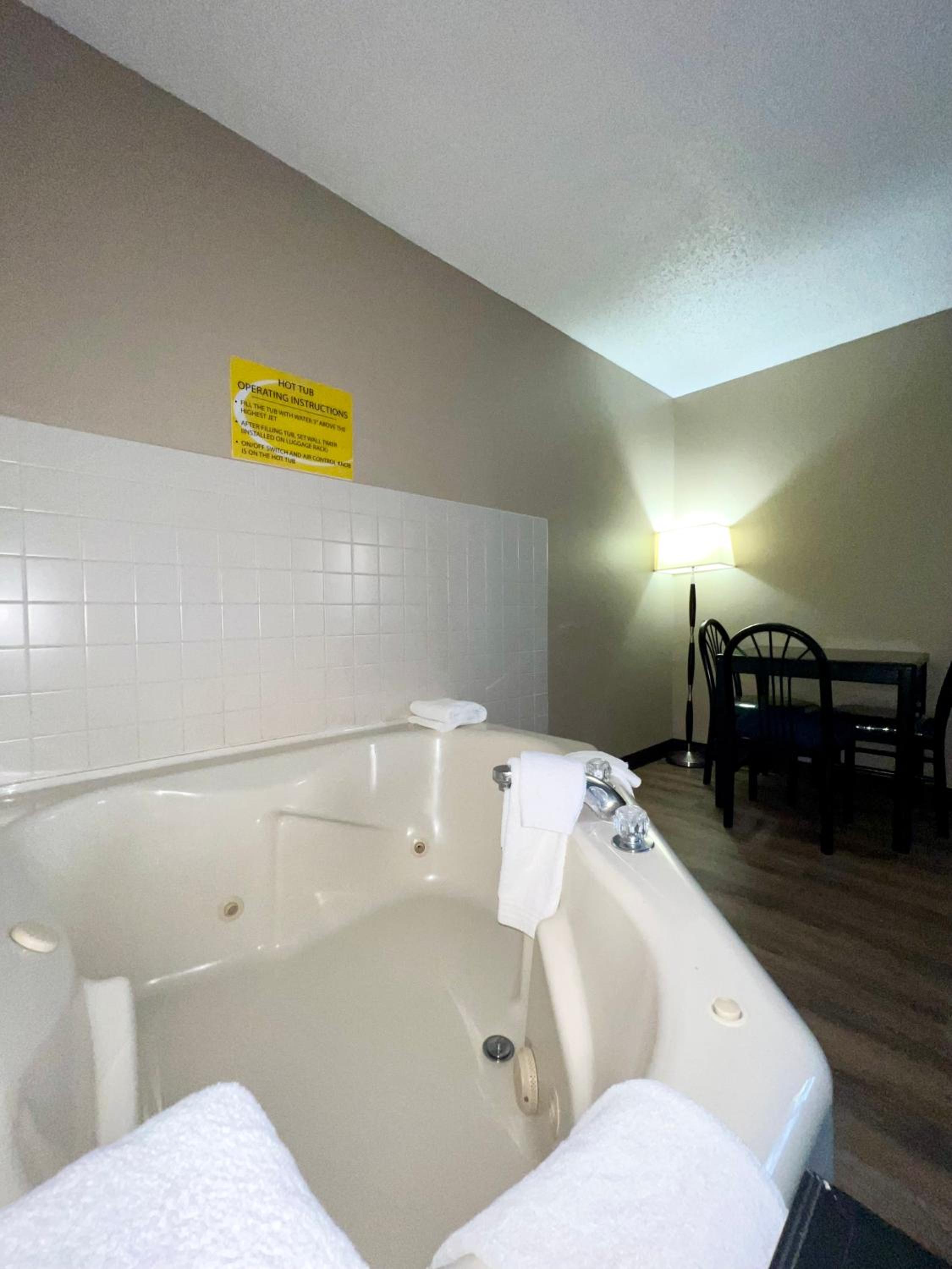 King Suite - Non-Smoking - Photo 14
