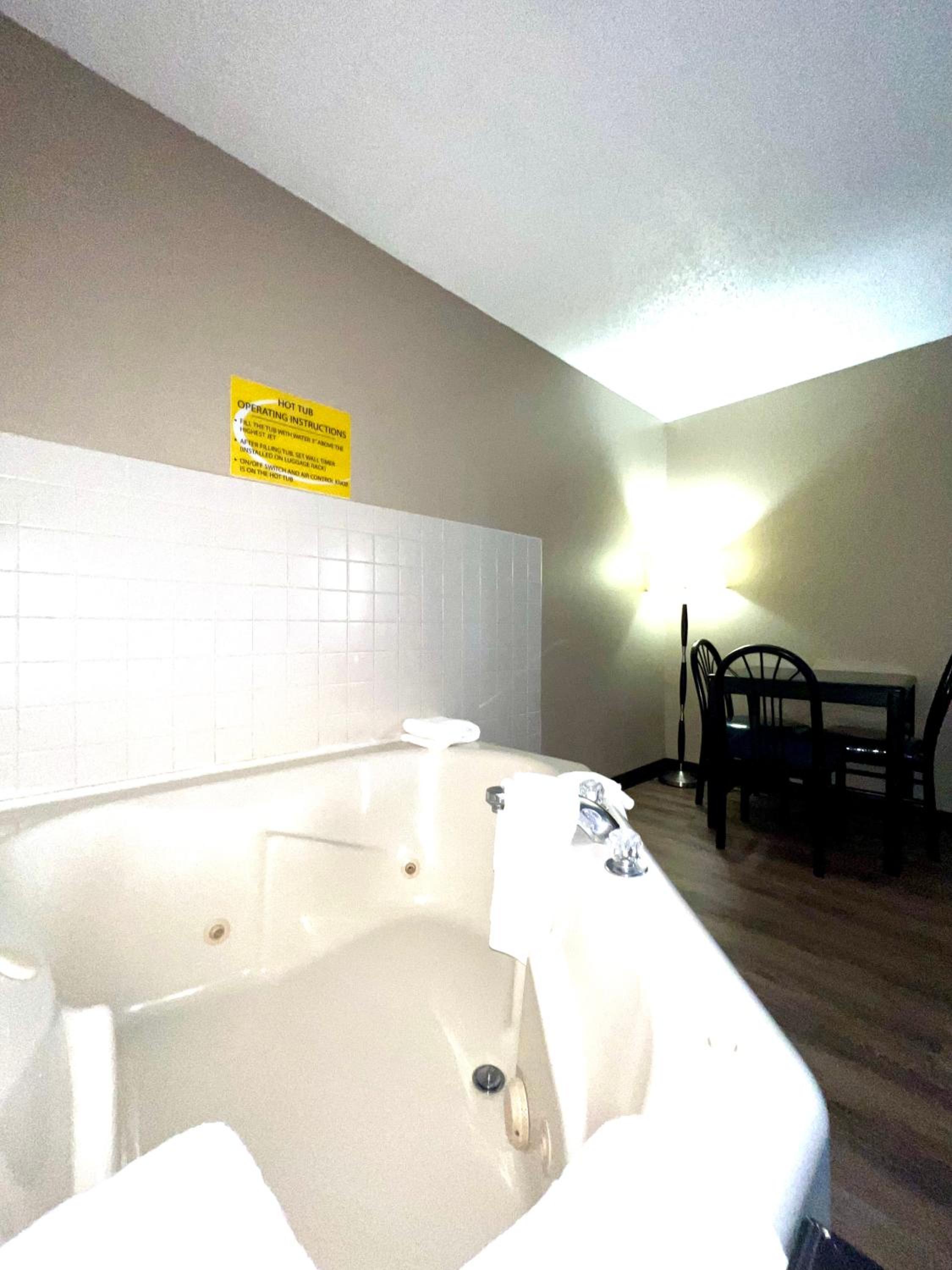 King Suite - Non-Smoking - Photo 10