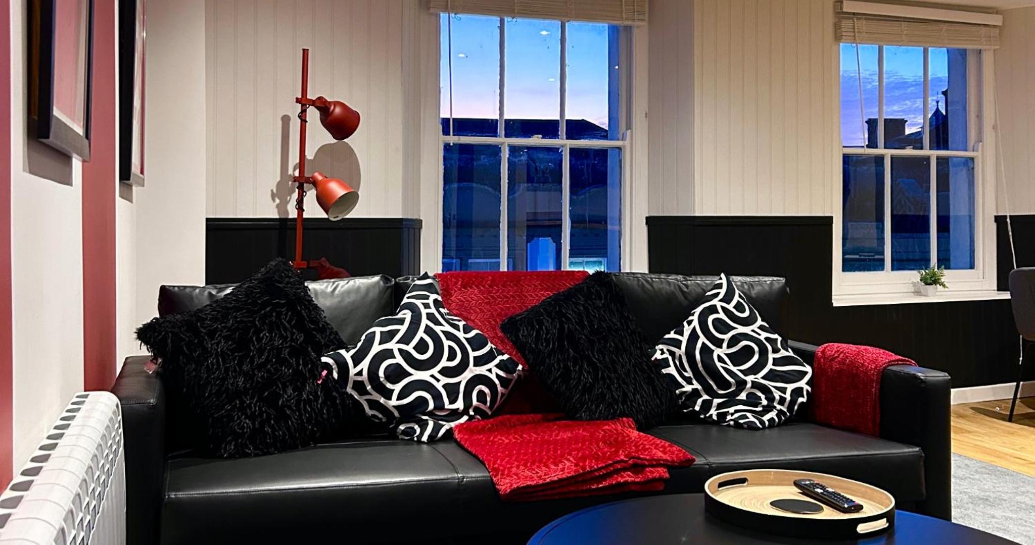 Deluxe One-Bedroom Apartment with City View photo 1