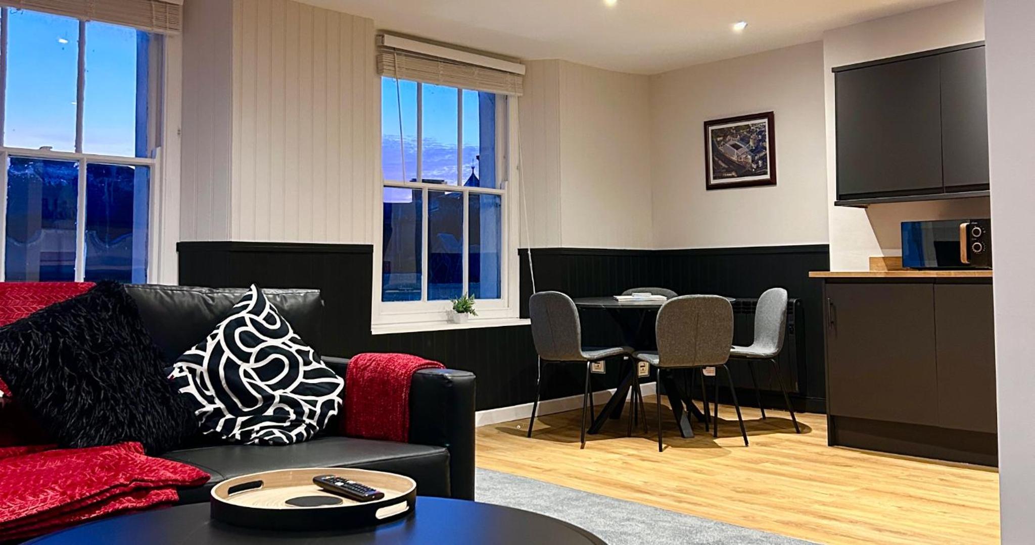Deluxe One-Bedroom Apartment with City View photo 2