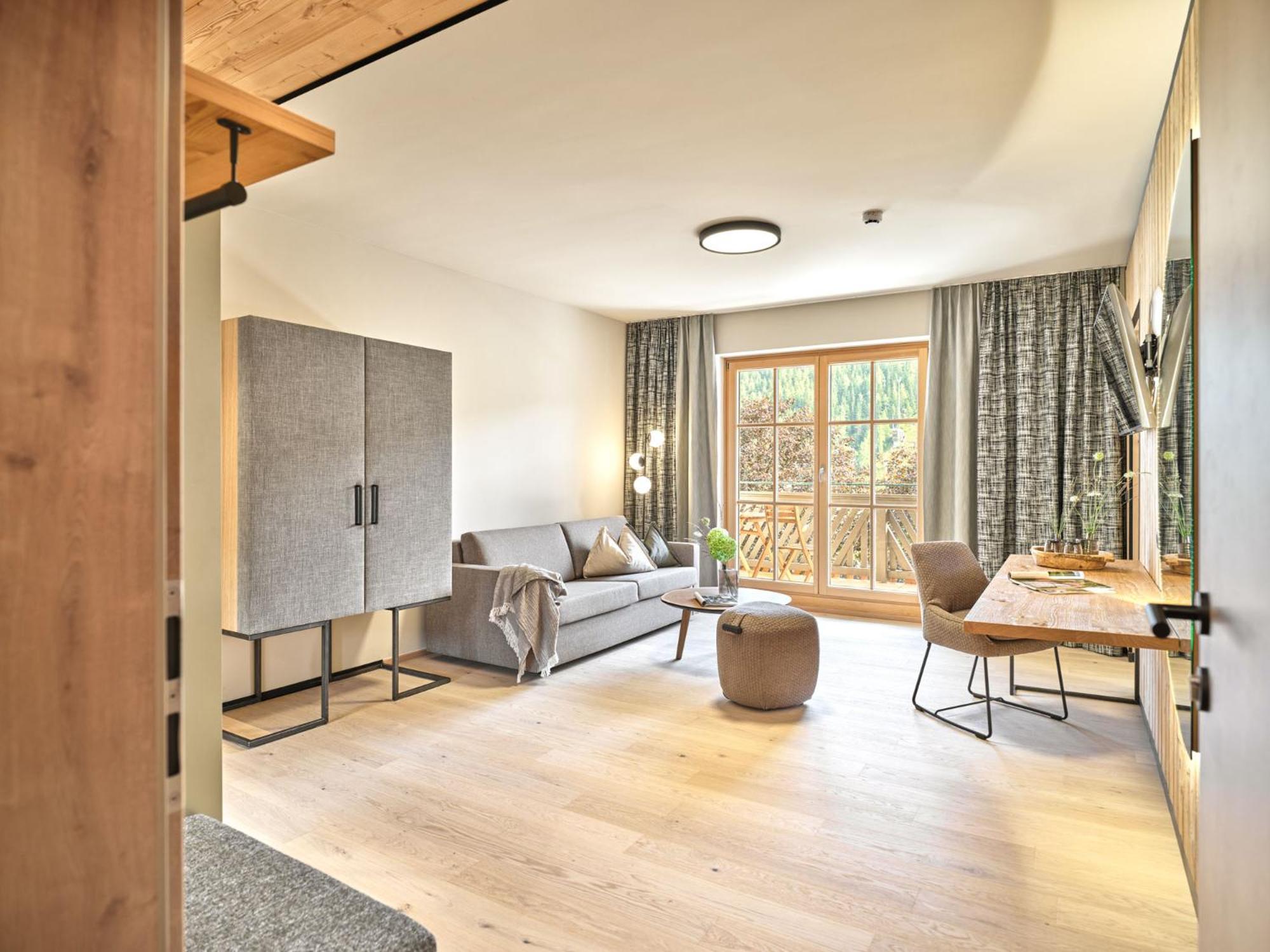 Deluxe Double Room with Balcony - Photo 3