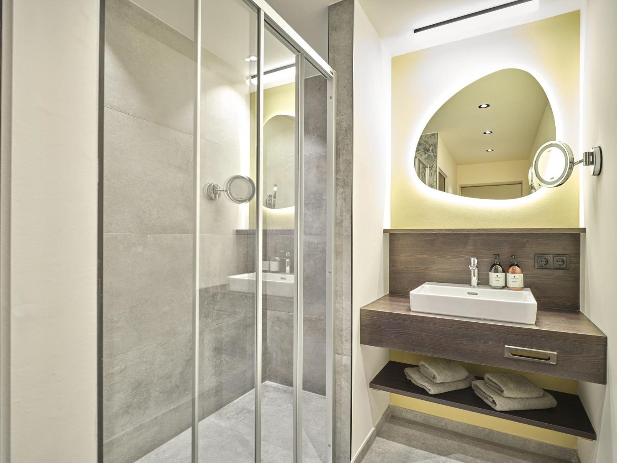 Deluxe Double Room with Shower - Photo 4