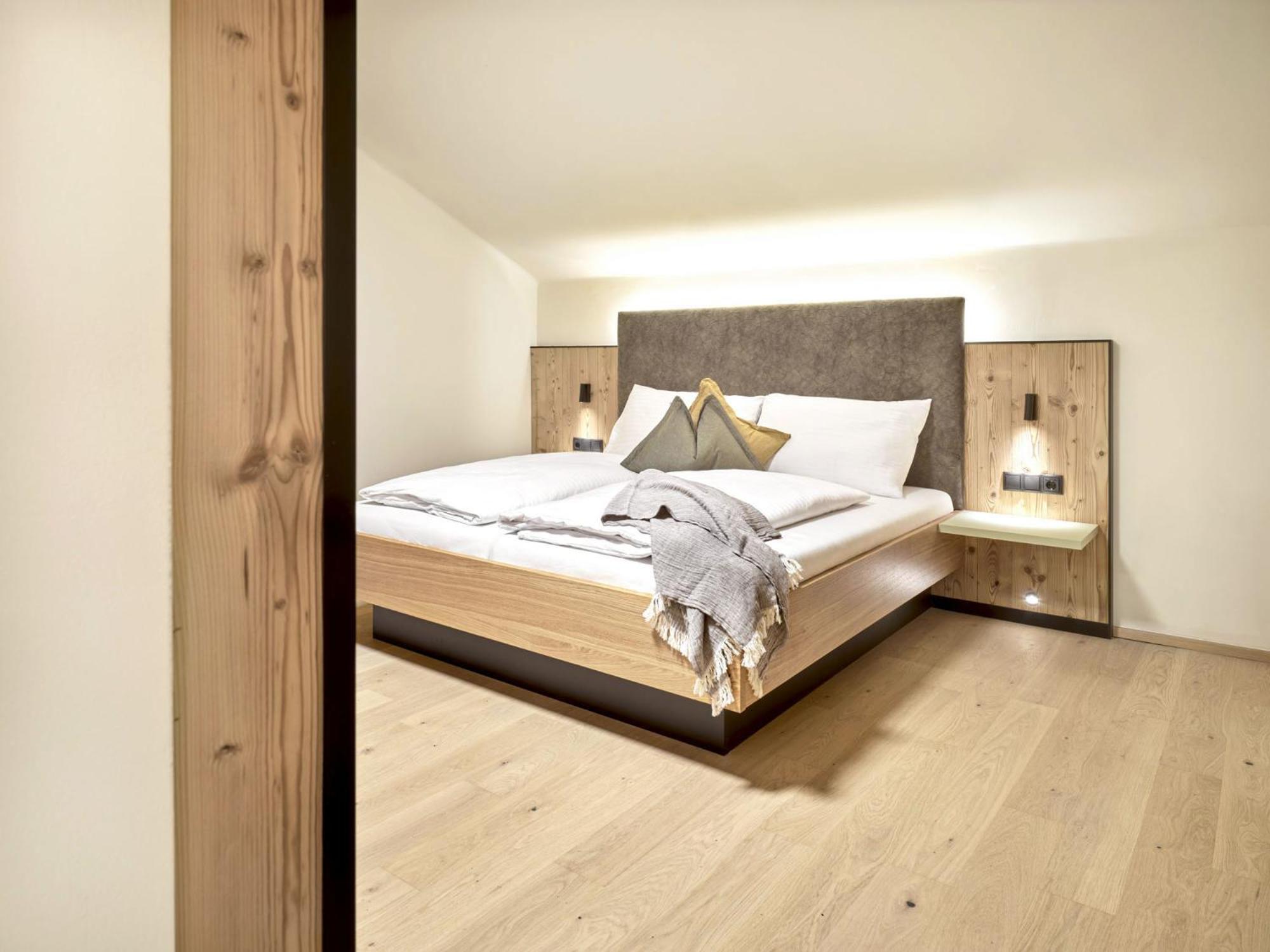 Deluxe Double Room with Shower - Photo 3