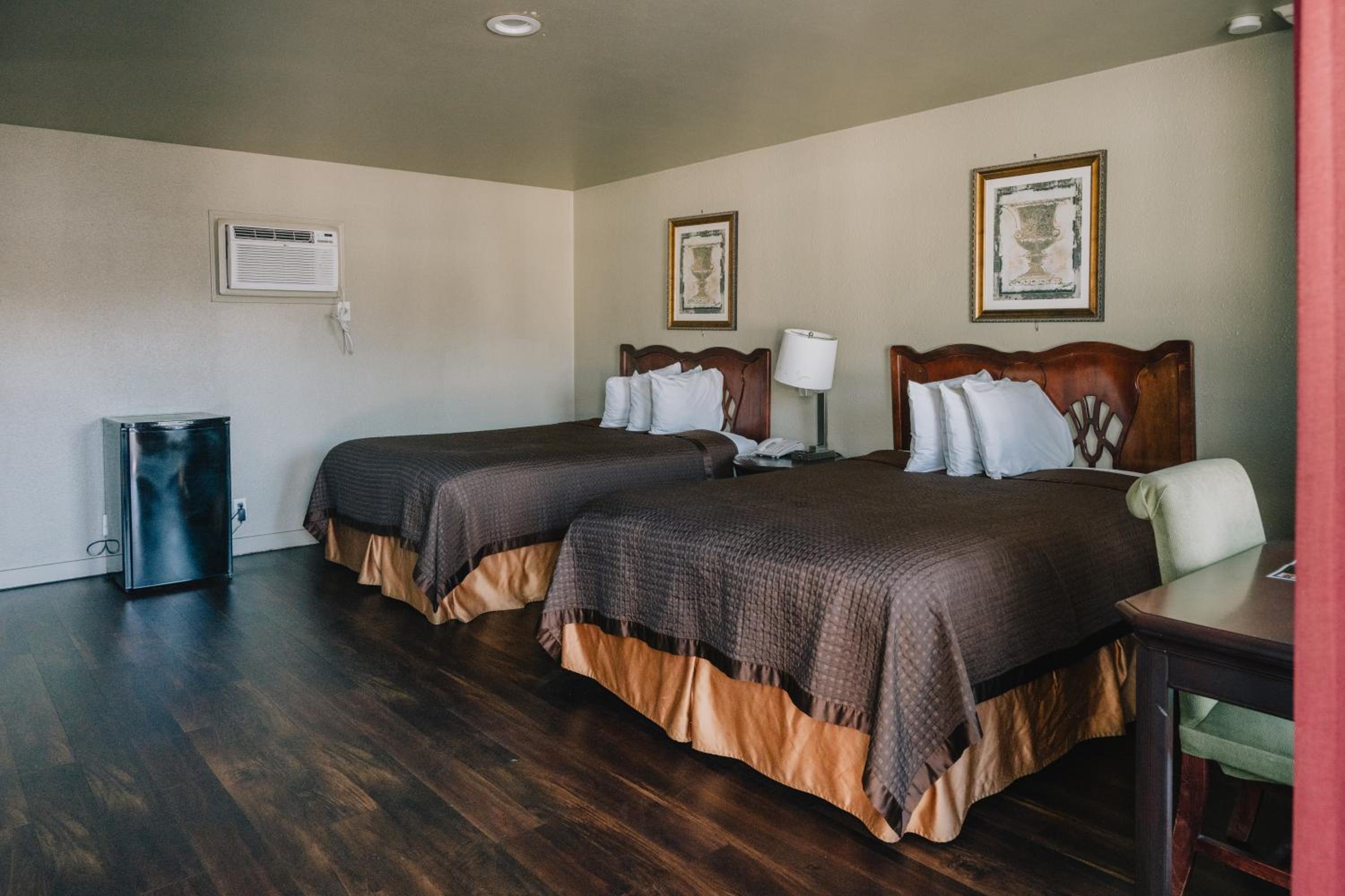 Queen Room with Two Queen Beds - Photo 7