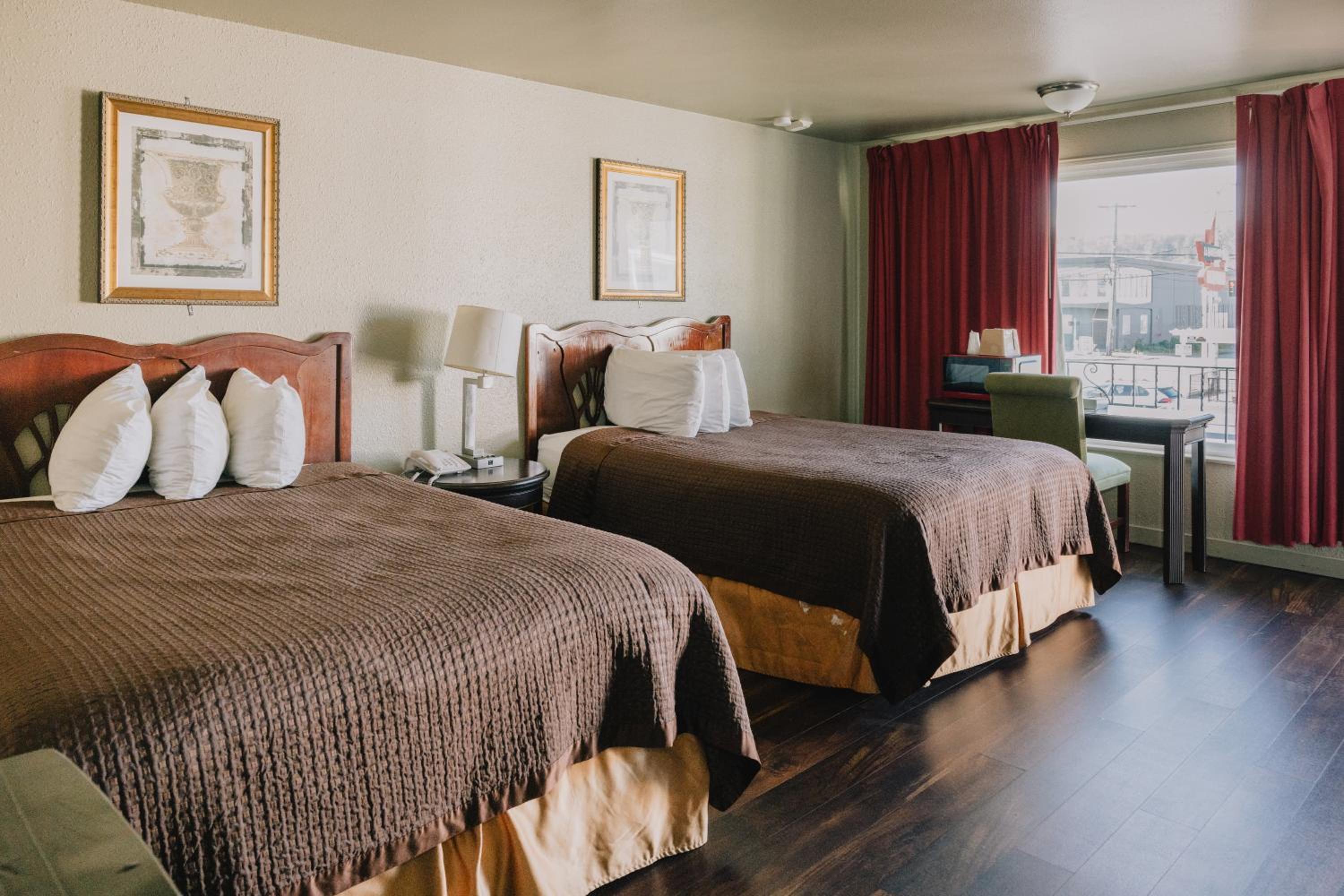 Queen Room with Two Queen Beds - Photo 20