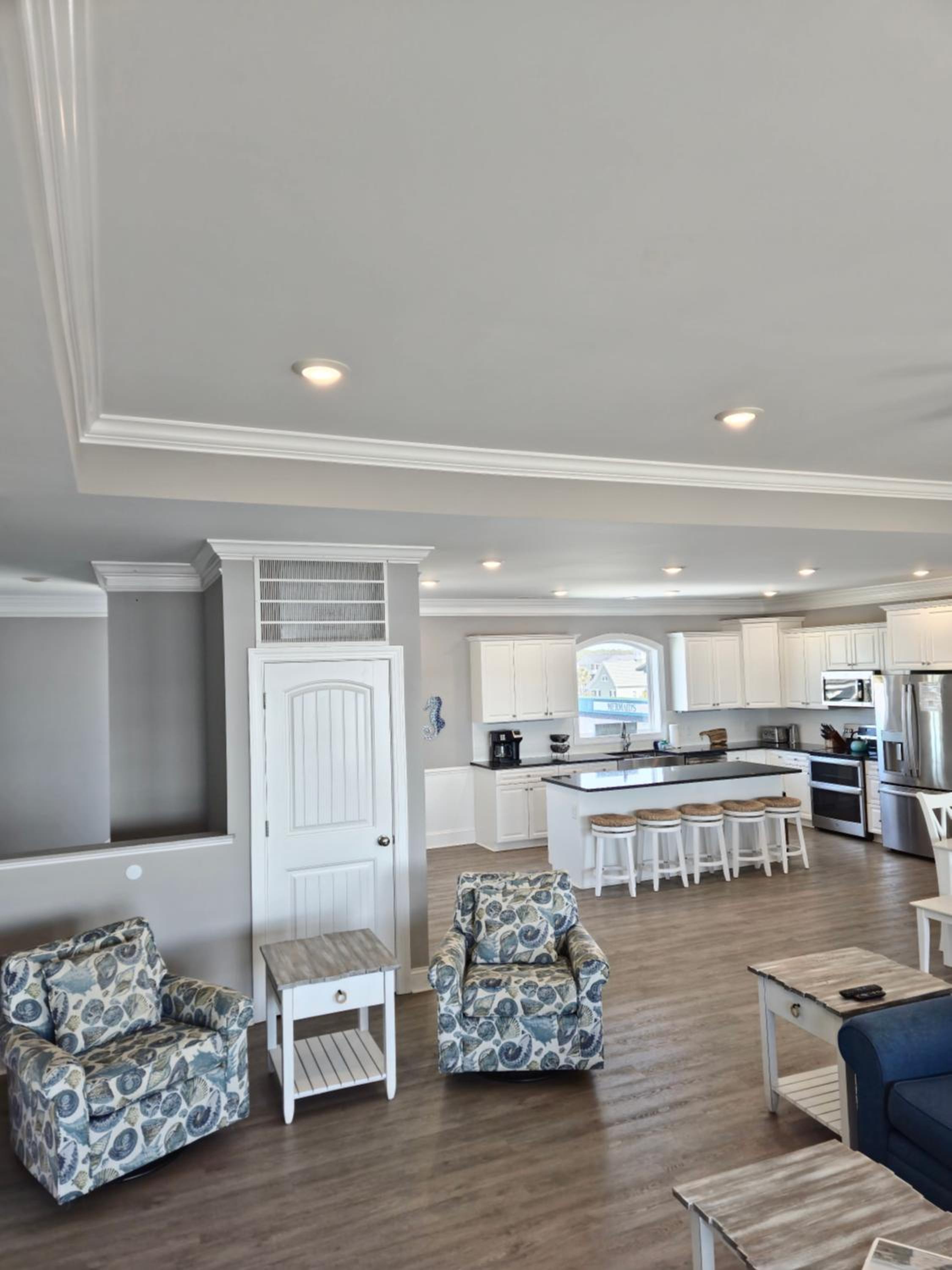 Six-Bedroom House photo 3