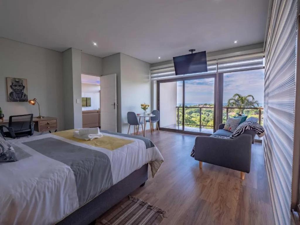 Double Room with Balcony and Sea View - Photo 3