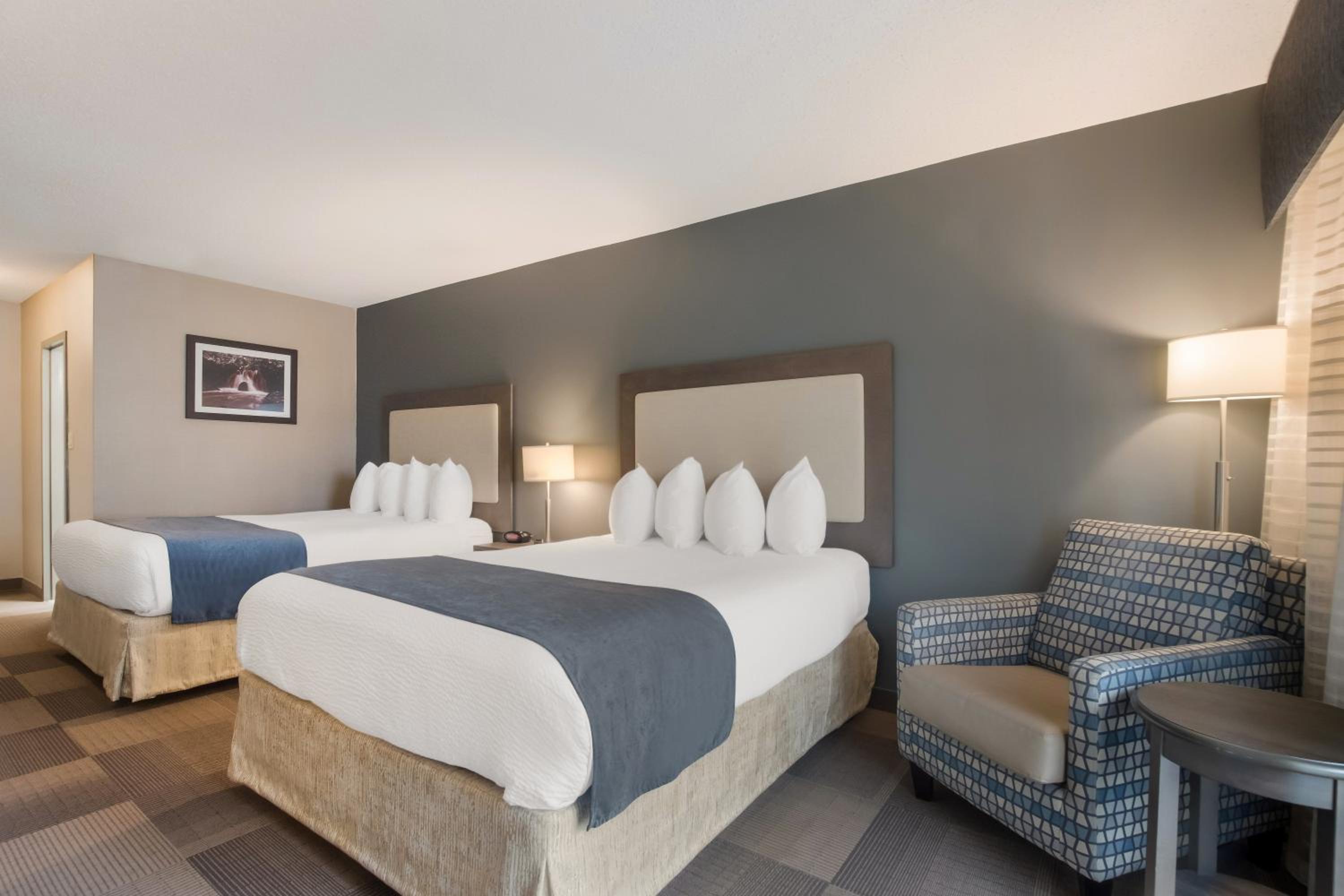 Queen Room with Two Queen Beds and Sofa Bed - Non-Smoking - Photo 4