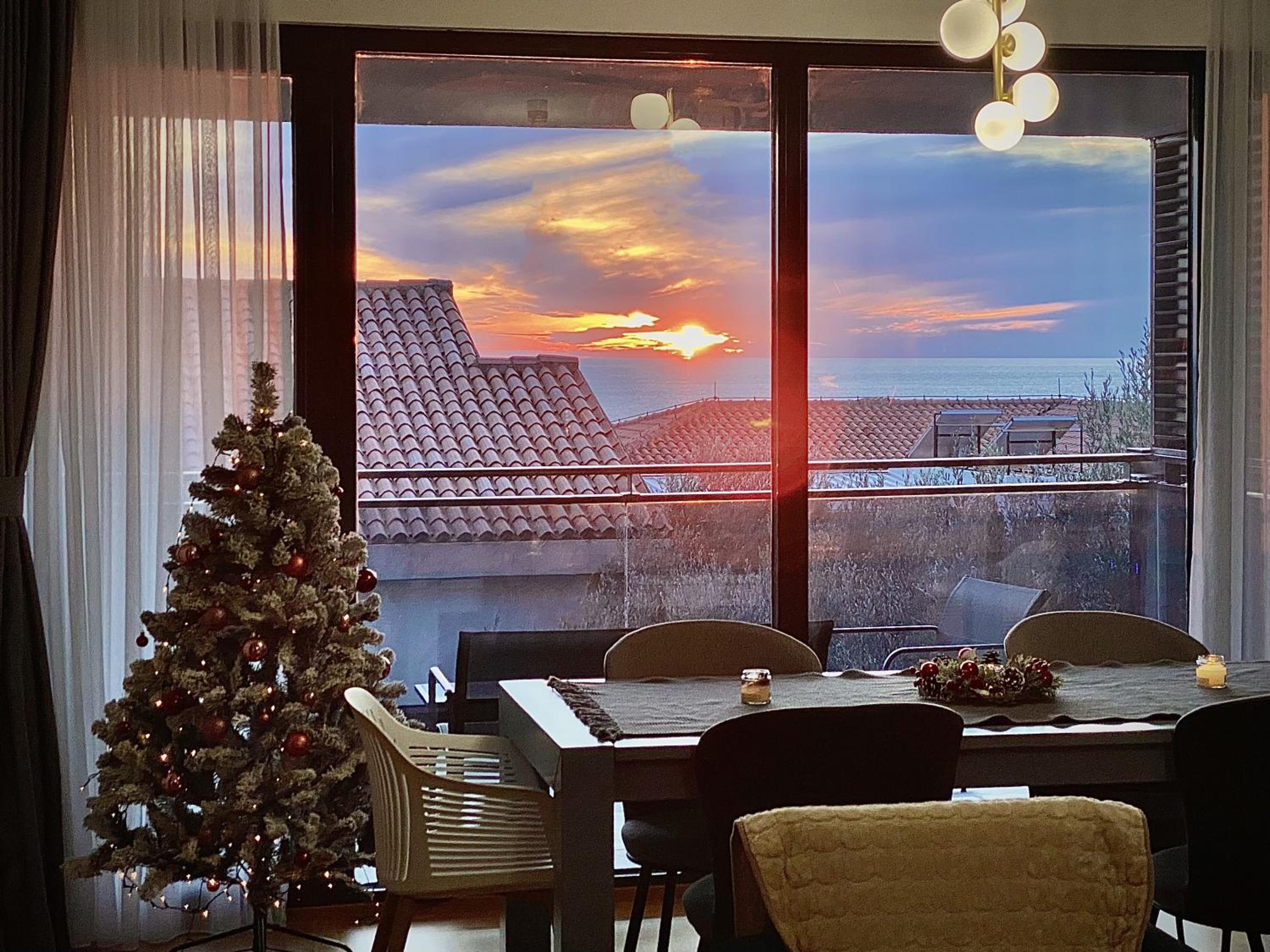 Three-Bedroom Apartment with Sea View photo 2