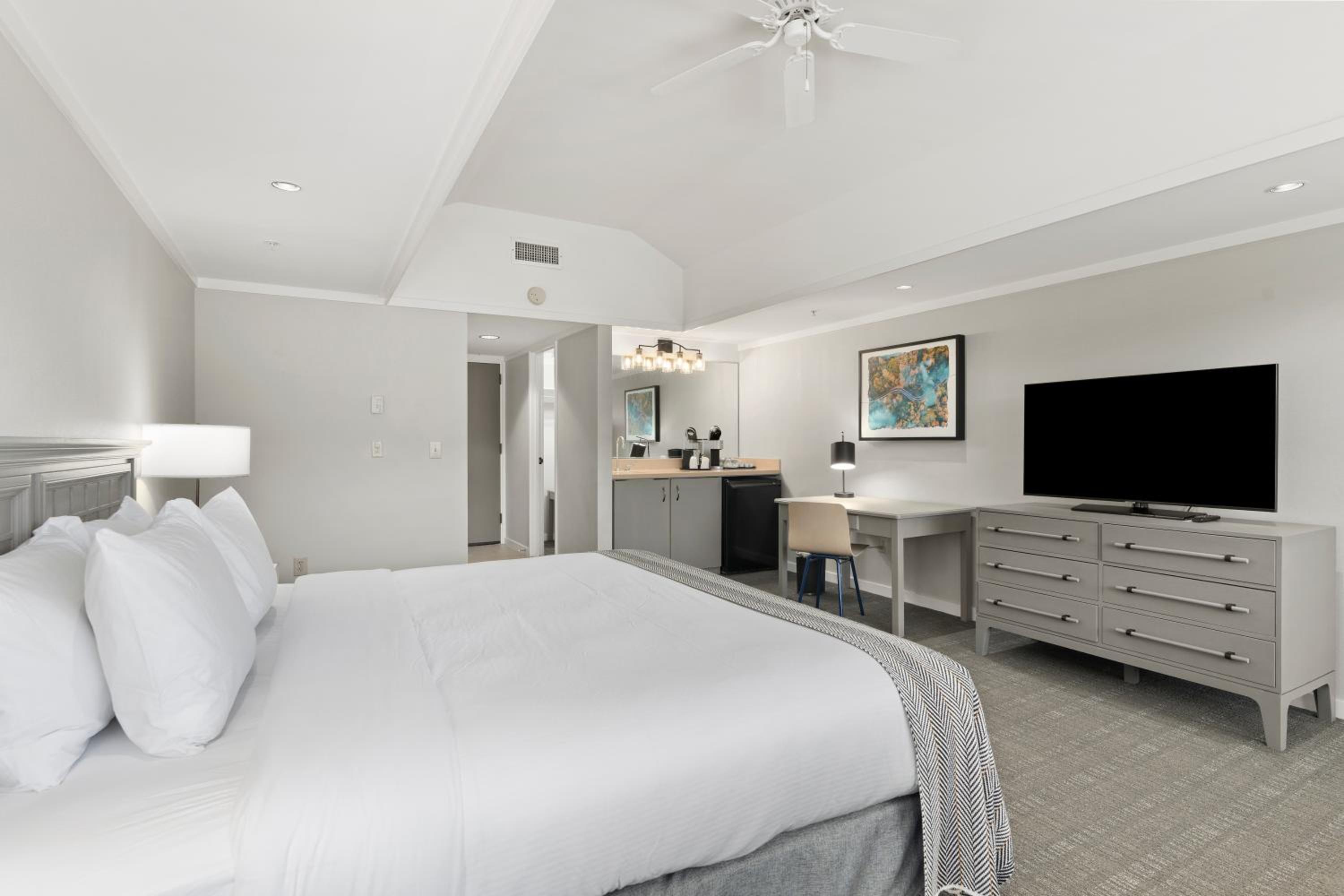 King Room with Roll-In Shower and Golf View - Disability Access - Photo 1