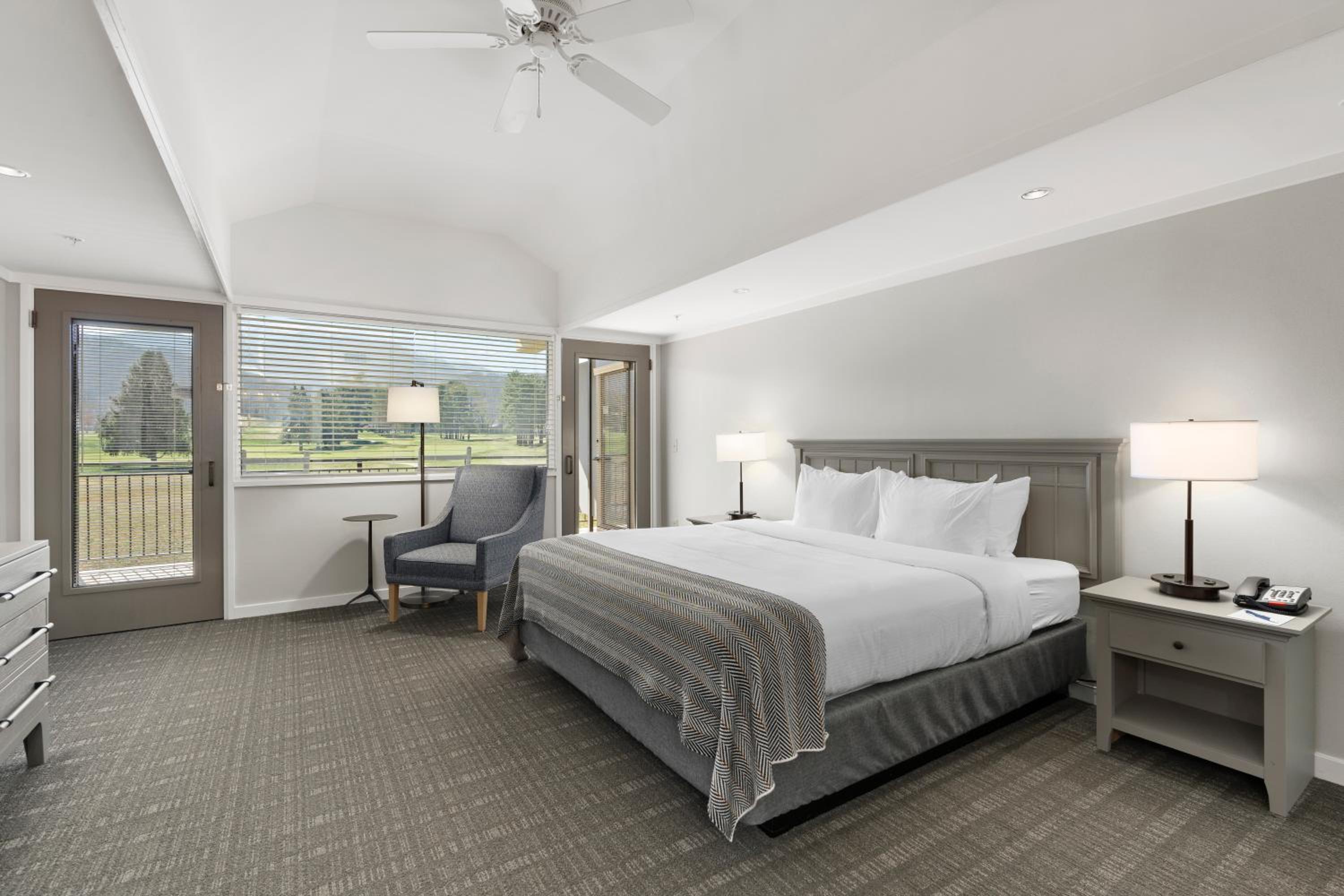 King Room with Roll-In Shower and Golf View - Disability Access - Photo 2