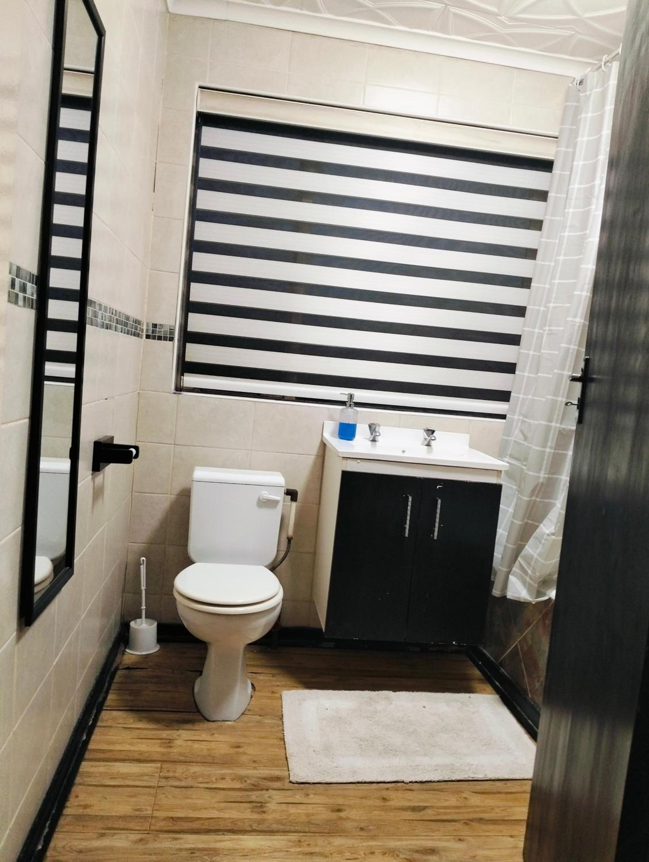 Queen Room with Shared Bathroom photo 2