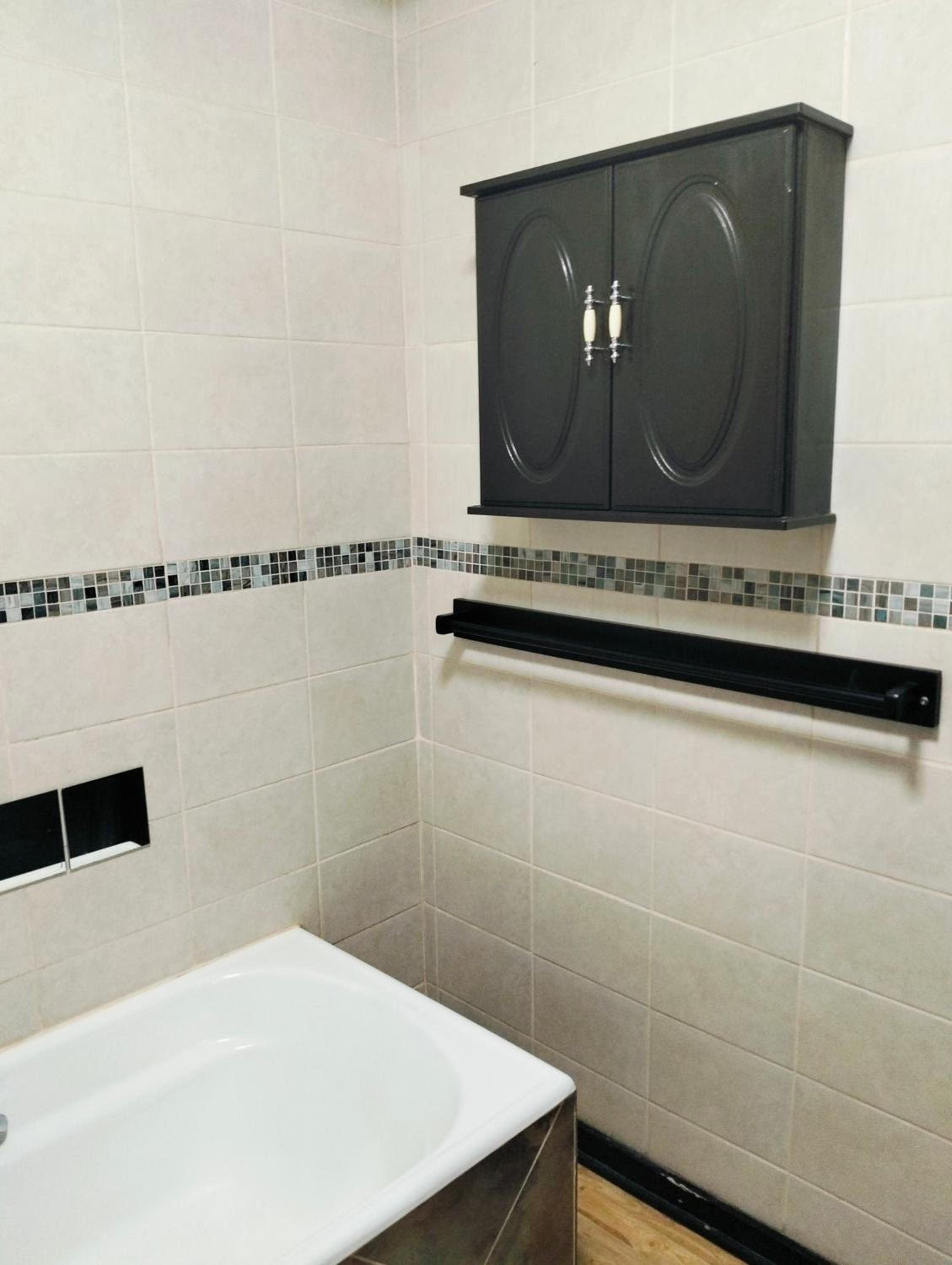 Queen Room with Shared Bathroom photo 3