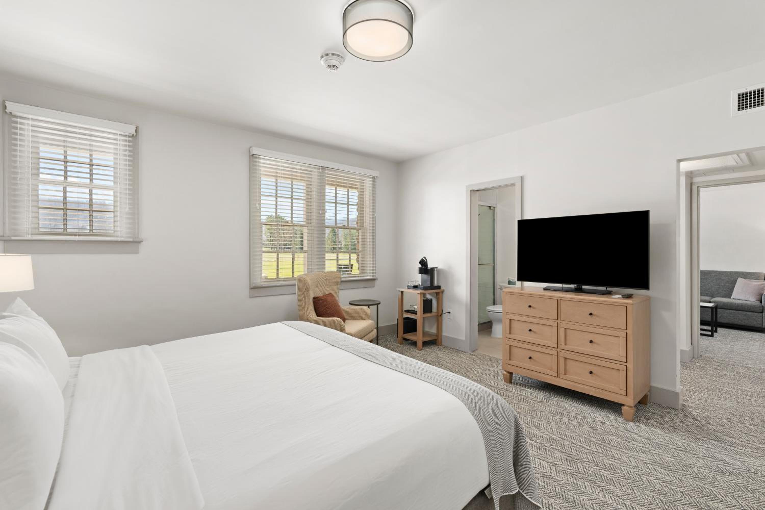One-Bedroom King Suite with Balcony - Photo 3