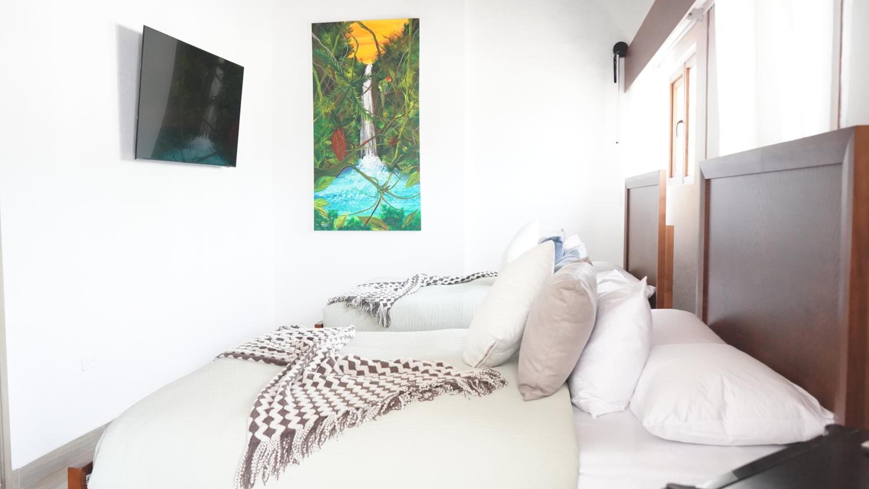 Deluxe Queen Suite