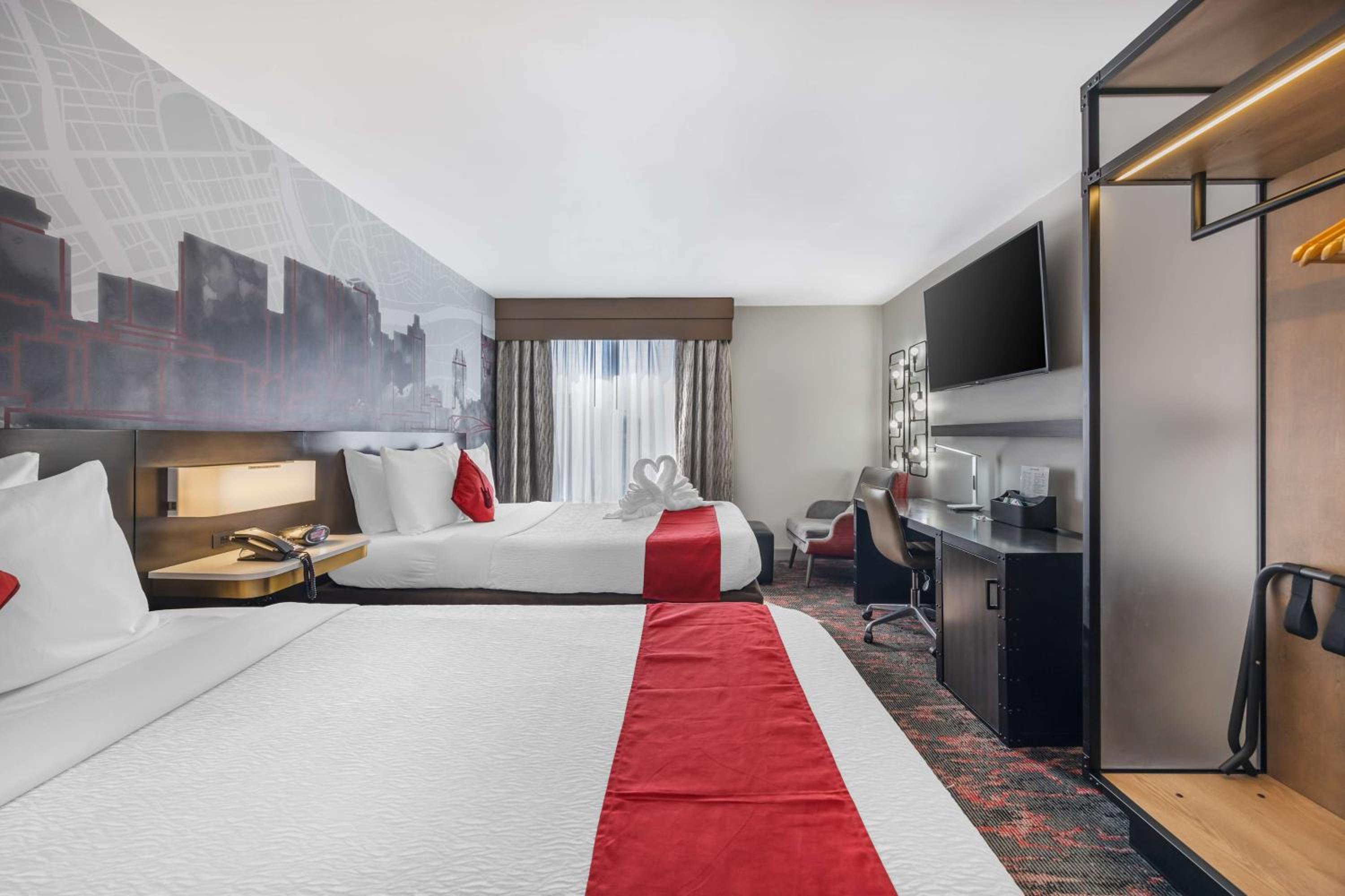 Queen Room with Two Queen Beds - Non-Smoking thumbnail 5