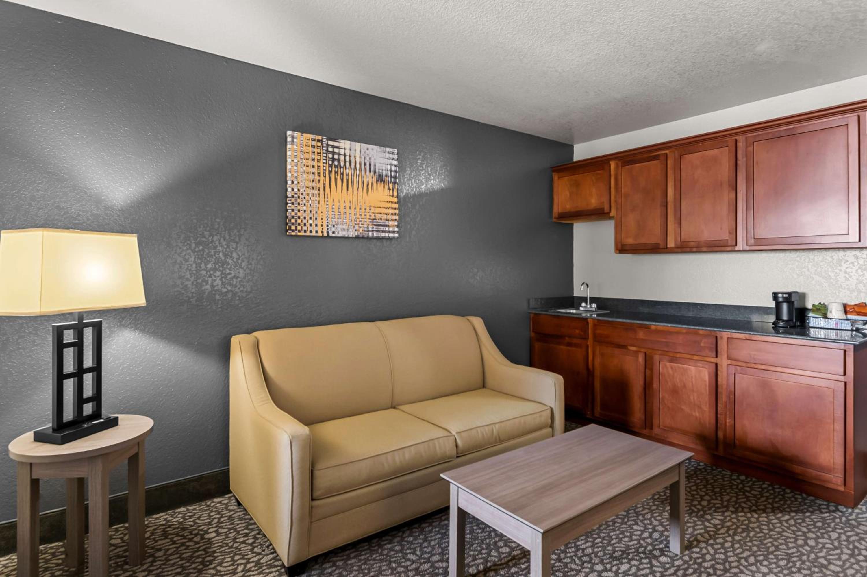 King Suite - Non-Smoking - Photo 5