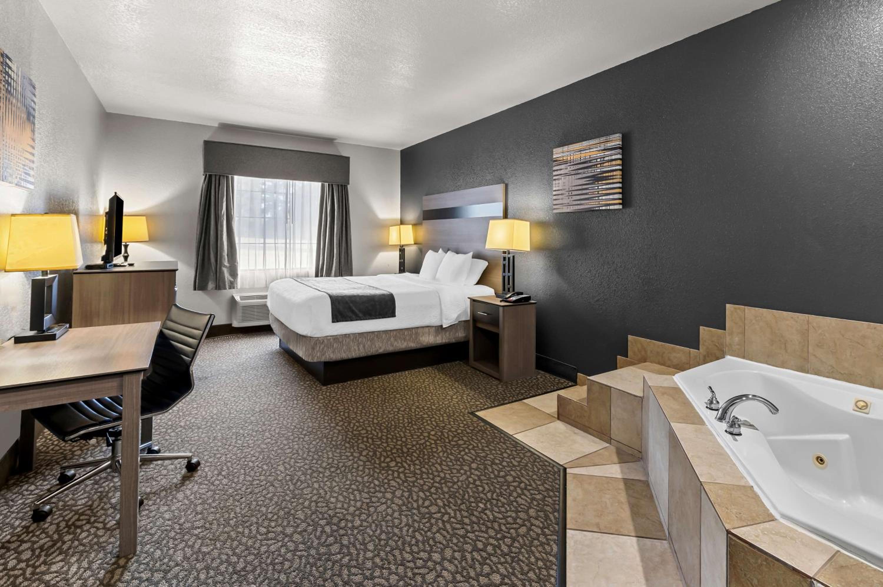 King Suite with Whirlpool - Non-smoking - Photo 1