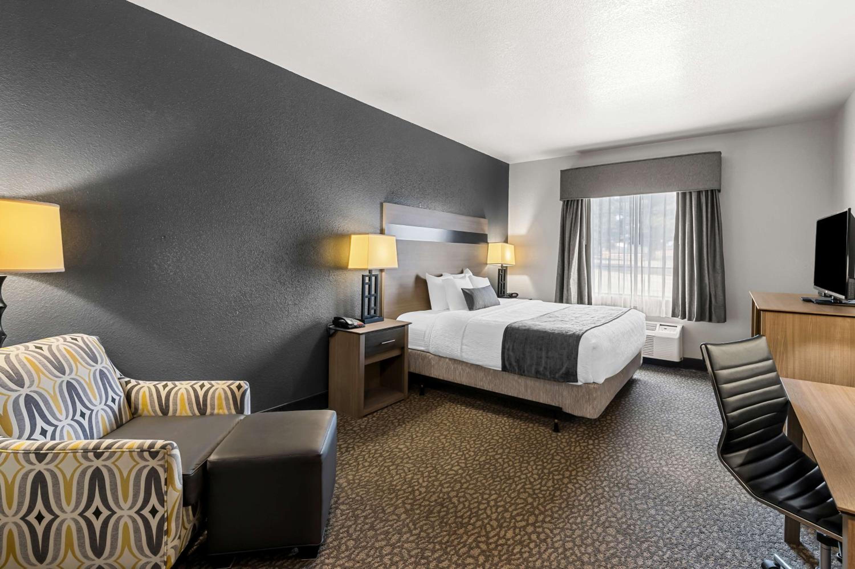 King Room with Roll-in Shower - Disability Access/Non-Smoking - Photo 1
