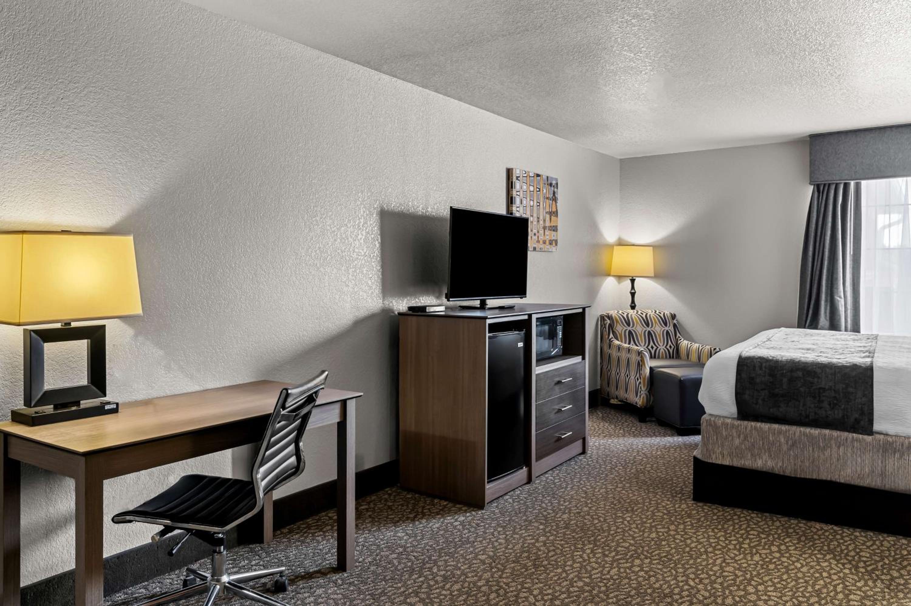 King Suite - Non-Smoking - Photo 2